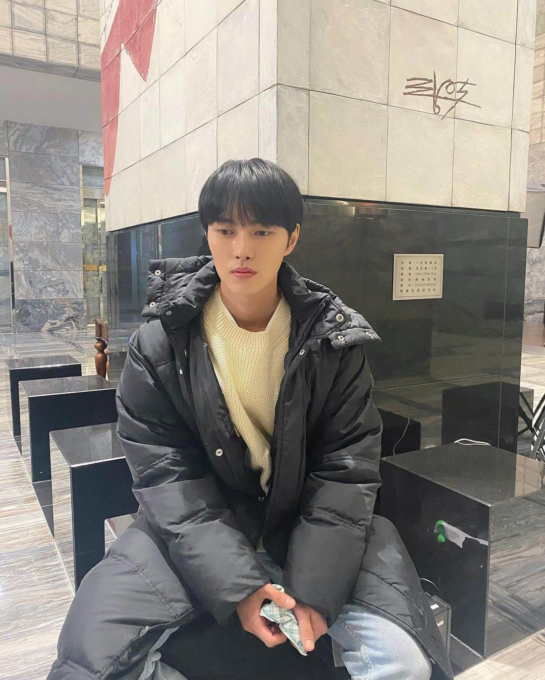 イ・ミンホのインスタグラム：「이무기라도 추위 타요... 감기 조심하세요🐉」