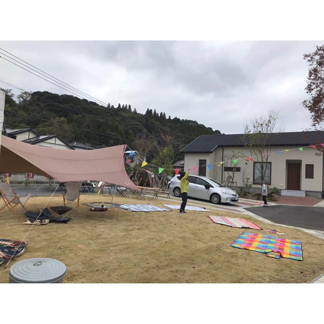 晃栄住宅さんのインスタグラム写真 - (晃栄住宅Instagram)「いよいよ明日から開催🏕✨ イベント準備進めています😌✨  曇り空ですが、 明日から県内各地にて見学会が開催されますので 晴れますように☺️🙏🏻💫  写真は明日からのイベント会場案内図と 薩摩川内市 トモニハ中郷の準備の様子です🙆‍♀️  コロナウイルス対策を行い、お待ちしておりますので ぜひトモニハを体感に来てください😊💫  ﻿ ⚠️新型コロナウイルスに伴うイベント開催につきまして、 過密な空間を生まないために、 事前にご予約してからご来場いただけますよう﻿ ご協力をよろしくお願いします🙇‍♀️﻿ またご来場いただいたお客様に﻿ 安心してご見学いただけるよう ﻿ マスク、手袋、手指の除菌ジェルのご用意、﻿ 手指が触れる場所の消毒等、﻿ 感染予防対策を徹底し﻿ 皆様のお越しをお待ちしております☺️✨﻿ ﻿ ﻿ お問合せ｜川内店﻿ tel : 0996-22-8333﻿ ﻿ ________________________﻿ ﻿ more☞@kouei_jutaku﻿ ﻿ ﻿ ﻿ 詳しくはHPまで﻿ http://kouei.net﻿ ________________________﻿ ﻿ ﻿ ﻿ #晃栄住宅 #こうえい #鹿児島 #鹿児島県 #鹿児島市 #日置市 #薩摩川内市 #姶良市 #霧島市 #鹿屋市 #南さつま市 #阿久根市 #鹿児島イベント」11月20日 16時34分 - kouei_jutaku