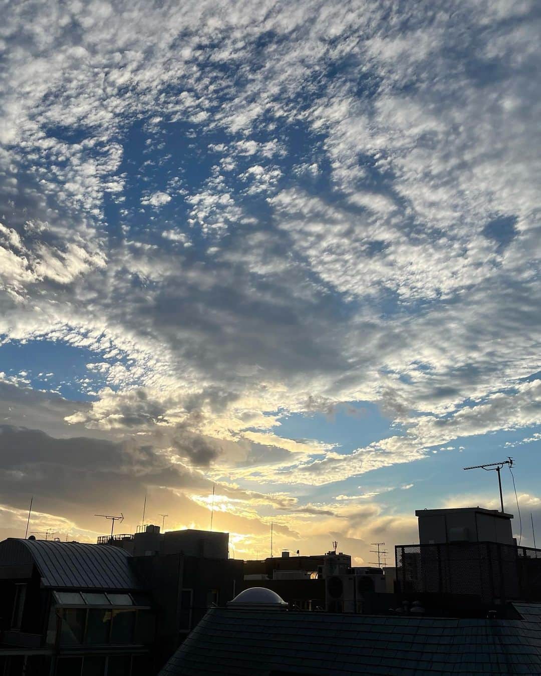 坂元美香さんのインスタグラム写真 - (坂元美香Instagram)「sunset 2020/11/20 16:10  同じ時間の東の空と西の空。 我が家は南以外に窓とバルコニーがあるので 晴れてる日は三方向の空を見上げるのが日課。 今日見る空は一生見れないと思うと 毎日見上げてしまうのです。  #sunsetphotobymikasakamoto  #イマソラ #iPhone12pro」11月20日 16時45分 - mika_saka