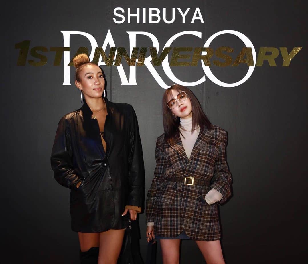 SARAのインスタグラム：「白黒凸凹コンビ👯‍♀️」