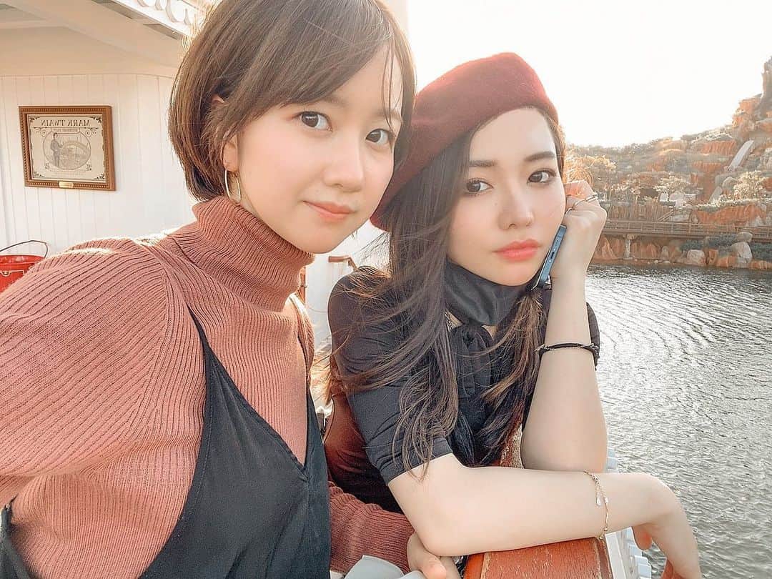 藤子さきのインスタグラム：「My other half chan 💕 今日はどこをフォトショしたでしょうか。1枚目を探してみてください。  #親友13年目  #tokyodisneyland #tokyodisneyresort #disneyland #disney #bff」