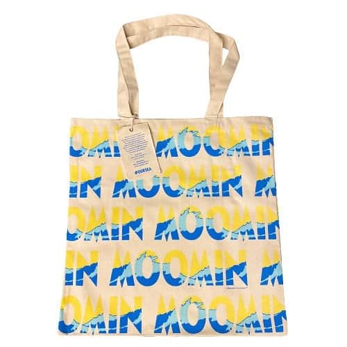 ムーミンさんのインスタグラム写真 - (ムーミンInstagram)「All orders over 100€... No, wait – all orders over 50€ get a free organic Moomin logo tote bag! 🤩🎉😍  A little surprise for you – we lowered the limit for a free Moomin logo tote bag from 100€ to 50€ – valid at www.moomin.com* and in the Moomin Shops in Finland. 😍  The well-liked Moomin logo bag is made of 100% recycled material and of high, durable quality that can even carry some heavier belongings. The delightful and bold design derives from the Moomin creator’s own handprint: the official MOOMIN font was designed based on the handwriting Tove Jansson used in her early Moomin comic strips. 🖋📖 The newest coloring highlights the Moomin's #OURSEA campaign.🌊  Get yours now: shop.moomin.com - The offer is valid until the 30th of November. The bag is an exclusive collector’s item and thus the bags are not for sale.  *Moomin.com’s custom-made on-demand sweatshirts, t-shirts, and posters are not included in the campaign.  #moomin #moominofficial #moominshop #moomincom #tovejansson #moominlogototebag」11月20日 16時39分 - moominofficial