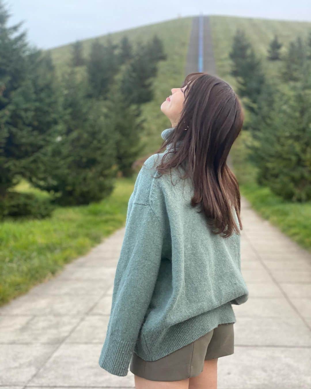 徳本夏恵（なちょす）さんのインスタグラム写真 - (徳本夏恵（なちょす）Instagram)「﻿ ﻿ 最近は大人になったねって言って貰えるけど、﻿ なんか少し寂しい気もして、 まだまだ自分探し中やけど、﻿ それもいいことなんだよなぁって。✨﻿ ﻿ ﻿ 北海道の空が広すぎてひたすら癒されてた🐄﻿ ﻿ ﻿ ﻿ ﻿ ﻿ ﻿ ﻿ ﻿ #fashion#ootd#なちよのわたくしふく﻿ ﻿」11月20日 16時41分 - nachos_kimono