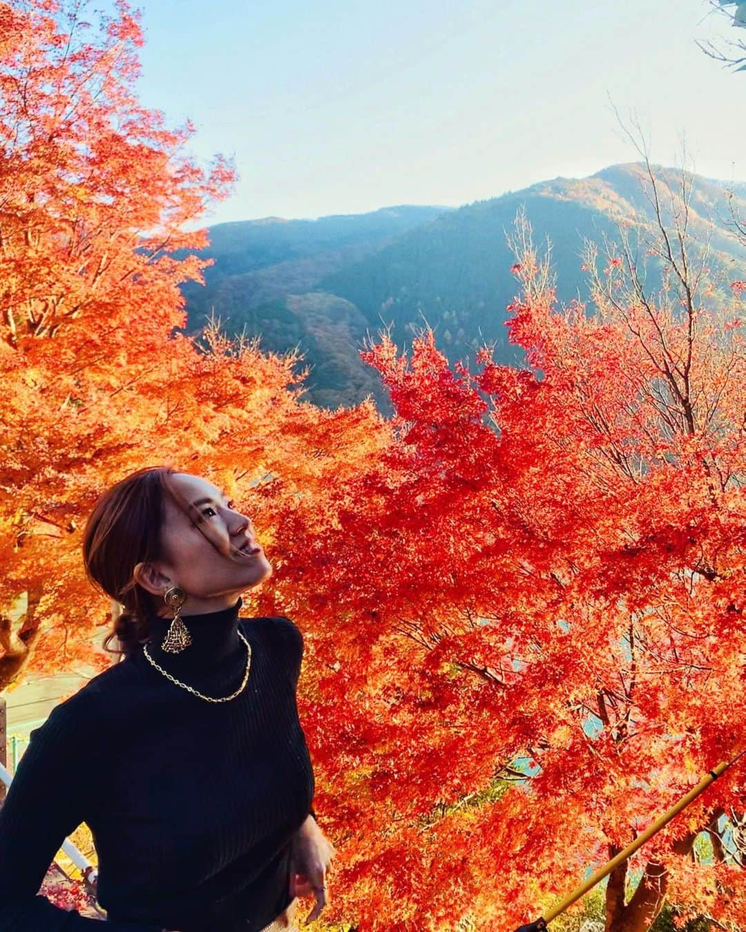 西内ひろさんのインスタグラム写真 - (西内ひろInstagram)「絶妙なタイミング🍁🍁🍁 ロケハン無しで穴場を見つけました。  #秋服　#撮影　#湖 #奥多摩　#日本　#もみじ #秋　#紅葉　#美しい日本　#日本の絶景 #西内ひろのオススメ旅  #都内からすぐ  #autumn  #autumnleaves  #japan #tokyo #okutama」11月20日 16時43分 - 0214hiro