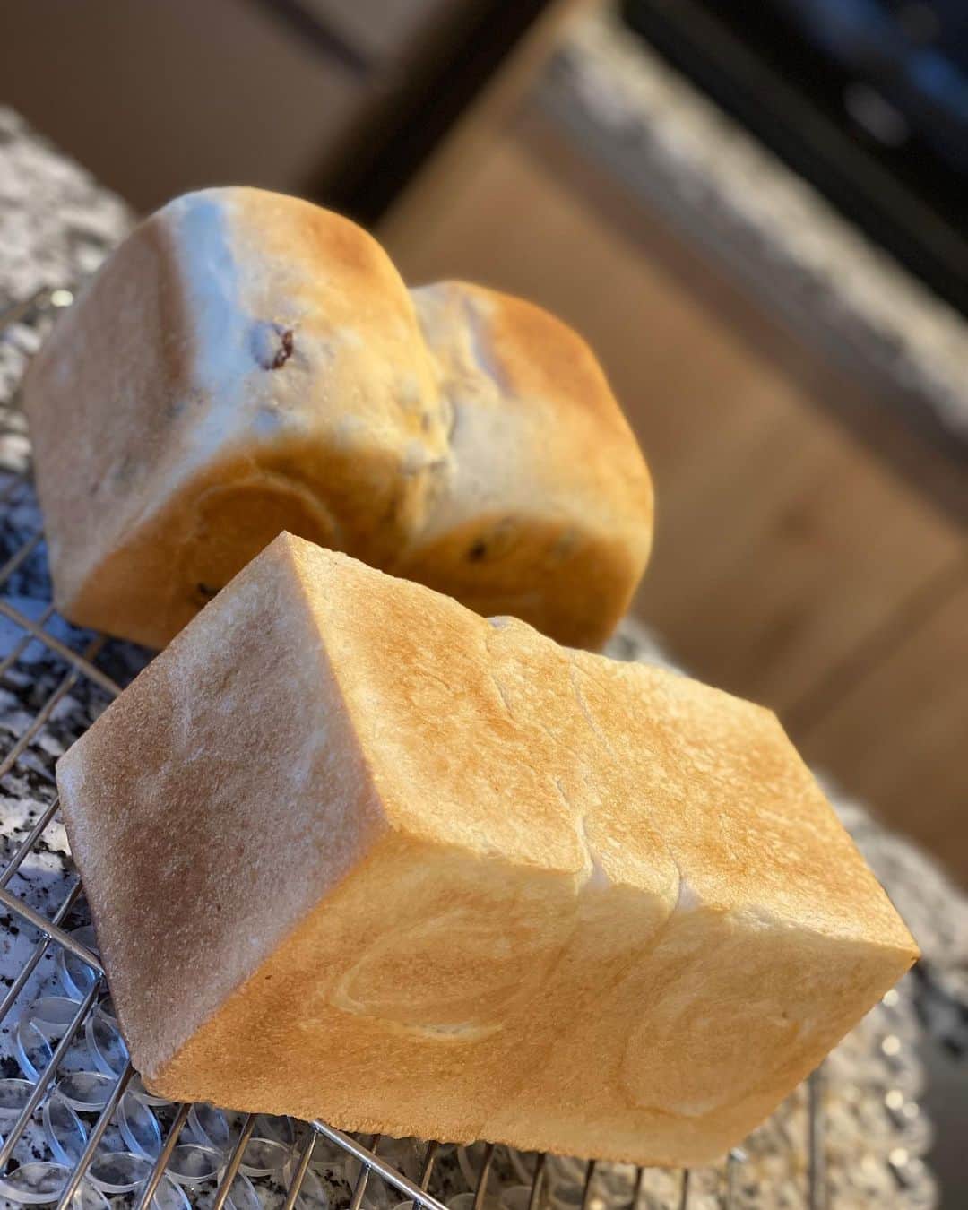 迫田愛子のインスタグラム：「念願💞﻿ ホームベーカリーじゃない本格パン作り🍞💞﻿ ﻿ @jun_balihakata  ママに教えてもらって本格パン作り🍞✨﻿ やっぱHBとはレベルが違う✨✨﻿ ﻿ ごはんを炊くようにパンを焼く。﻿ ﻿ わたしも頑張ります🥺💖﻿ ﻿ #AIKO食堂 #aikocooking #cooking #料理 #おうちごはん #和食 #japanesefood #instafood #instadelicious #homeparty﻿ #ママ #mammy #baby #babyboy #男の子ママ#3歳 #8月生まれ」