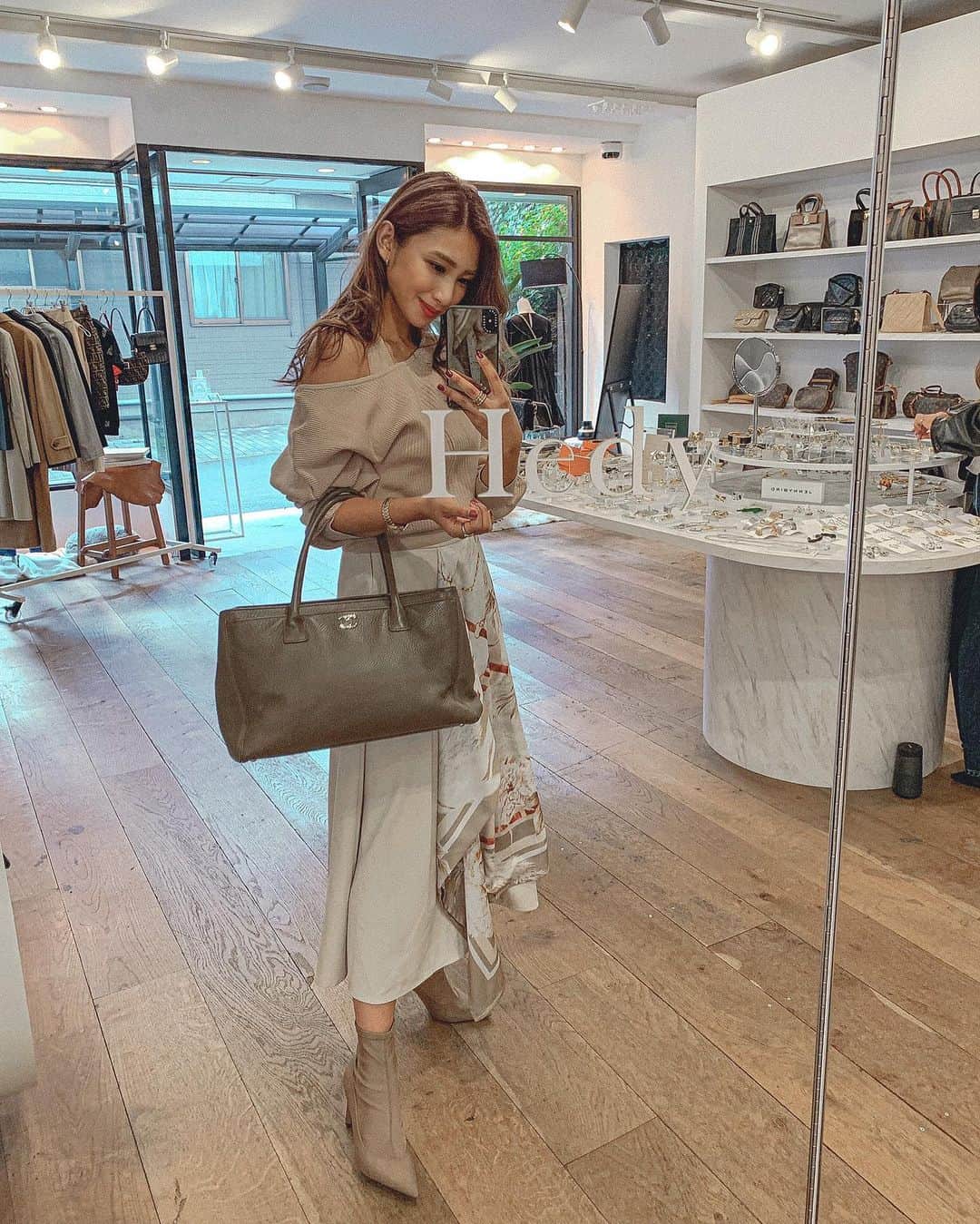 新井ニーニャのインスタグラム：「🖤﻿ ﻿ ﻿ 𝐋𝐎𝐕𝐄 𝐂𝐇𝐀𝐍𝐄𝐋❤︎﻿ ﻿ ﻿ 前に @hedy_japan  で﻿ 一目惚れしたバッグ👜﻿ ﻿ これのブラックに目をつけていたんだけど﻿ さっき見たらSold outに😵﻿ やっちゃった〜🤦🏼‍♀️﻿  👗 @belinda_official_world の❤︎ ﻿ ﻿ ﻿ #CHANEL #vintageCHANEL #CHANELbag #hedy #代官山 #vintage #vintagebag﻿ #シャネル #シャネルバッグ #ヴィンテージ #ベリンダ」