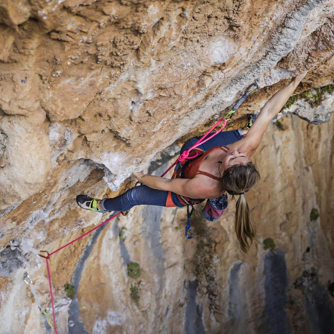 ヘイゼル・フィンドレーさんのインスタグラム写真 - (ヘイゼル・フィンドレーInstagram)「If you’re going to be short you better have bendy legs (or be as strong as @babsizangerl ) One of the more fun routes I’ve done so far in Leonidio ‘Pig in the Roof’ 8b out of a long list of really fun routes! @angus.kille photo @blackdiamond @lasportivagram @seatosummitgear」11月20日 17時03分 - hazel_findlay