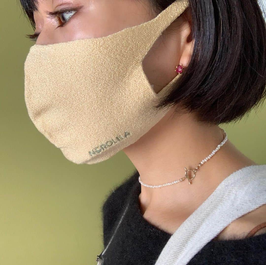 早坂香須子さんのインスタグラム写真 - (早坂香須子Instagram)「NEROLILA のマスク告知に沢山のコメントありがとうございました！  ファッションも楽しみながら、つけるたびに肌が潤う…。まるでスキンケアのようにマスクを選び、日々を晴れやかに過ごせたら良いよね。そんな想いから、私たちは天然素材の「シルク」に着目しました。  シルクは、お肌の成分に近い素材と言われ、外的ストレスからお肌を守り、吸水性・速乾性にも優れ、夏は涼しく通気性が良く、冬は高い保湿力により、しっとりと暖かく保つことができます。  ニットなので程よい光沢がまた良くて、レフ板のようにお顔まわりを明るく魅せてくれます。  早坂の故郷、山形県寒河江市にある紡績/ニットメーカー「佐藤繊維」で糸から染め上げ、丁寧な製法により編み上げた無縫製のシルクニットマスクは、肌触り・肌あたりもよく、何回も試作を重ねた独自の型により優しくしなやかにお肌にフィットしてくれます。  そして、佐藤繊維が独自開発した抗菌・防臭効果が期待できる銅をコーティングをした糸を織ったシートを内蔵することで、呼吸するほどにクリーンに保てる機能性もプラス。  ワンサイズですが既存の佐藤繊維さんのものより顎部分が少し小さめで、小顔効果も狙いました（写真撮ると全然違うの！）ホールガーメントのニットは伸びが良く、開発中いろいろ試しましたが誰でもフィットしやすく耳も痛くなりません。何度も洗って使えます。佐藤繊維のマスクは自粛中から使っていますが、へたらないのがすごいんです！  早坂がメイクアップアーティストとして女性の肌を最大限美しく、旬のファッションとしても楽しめるカラーとして選んだのは、どこか懐かしさを感じる日本古来色。日本人のお肌に馴染み、明るく美しく魅せてくれます。  美容的効果・抗菌効果、絹の美しい色と艶を纏うことで、美容の延長として、またメイクアップの仕上げとしてシャドー・チーク・リップを選ぶように選んでいただけましたら幸いです。  ●SILK BIHADA MASK 真珠/しんじゅ 支子/くちなし 薄葡萄/うすぶどう 青磁/せいじ 桜鼠/さくらねず の5色展開・数量限定  ●2020年11月27日（金） 　シンシア・ガーデン店舗で《真珠、支子、薄葡萄、青磁 》4色数量限定発売開始。  ●2020年12月2日（水） 　シンシア・ガーデン店舗・WEB SHOPで全色数量限定発売開始  詳しくは @nerolilabotanica_official の告知をお待ち下さい。  #NEROLILABotanica #ネロリラボタニカ #SILKBIHADAMASK #マスク #マスク荒れ対策  #抗菌マスク #美肌マスク #ワンサイズで女性向けです#男性で試してないけどいける気もする #ご質問ありました私のまつ毛は自まつ毛です」11月20日 16時56分 - kazukovalentine