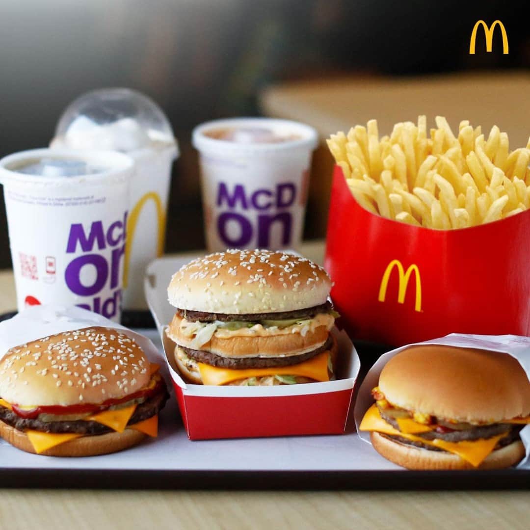 McDonald's Philippinesのインスタグラム：「Save as much as ₱169 with the new Ultimate Burger McShare and get FREE delivery fee. Choose between your favorite burgers and 3 drinks, paired with BFF Fries – all for only ₱499!  Order via the McDelivery PH App, website, or hotline: 8888-6236 (for NCR).」
