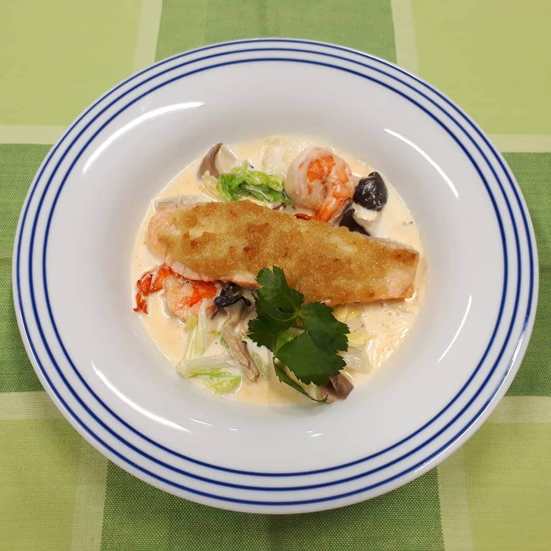 毎日放送「ちちんぷいぷい」のインスタグラム：「✱ 金曜キッチン プロにわがまま  ムチャムーチョ🌵🍴   11月20日☀️ 本日のムチャブリは、 “古い柚子胡椒を使い切りたい！！” ・ 松下先生が “サーモンの柚子胡椒マヨネーズ焼き” でムチャブリを解決💡 ✱ ー材料(2人分)ー サーモン・・・１００ｇ×２ 海老・・・４尾 白菜・・・１００ｇ 舞茸・・・３０ｇ 平茸・・・３０ｇ 中華スープ・・・６０ｇ 生クリーム・・・１２０ｇ オリーブオイル・・・適量 三つ葉・・・適量 塩コショウ・・・適量   ☆ 柚子胡椒・・・８ｇ マヨネーズ・・・３０ｇ パン粉・・・５ｇ はちみつ・・・１ｇ   【下準備】 Ａ：海老は殻を剥き水洗いし、塩コショウする。   Ｂ：白菜は３ｃｍ長さに切り、舞茸、平茸は手でほぐす。   Ｃ：☆を合わせる。   【作り方】 ①サーモンにCを塗り、オリーブオイルをひいた鉄板に乗せオーブントースターで７分ほど焼く。   ②フライパンにオリーブオイルを入れ白菜の茎部分、舞茸、平茸、エビを炒める。   ③中華スープを加え煮詰め、生クリーム、白菜の葉部分を加える。   ④皿に③を盛り、上に①をのせる。 ✱ https://www.mbs.jp/puipui/pm_kitchen/2020/11/20.shtml」