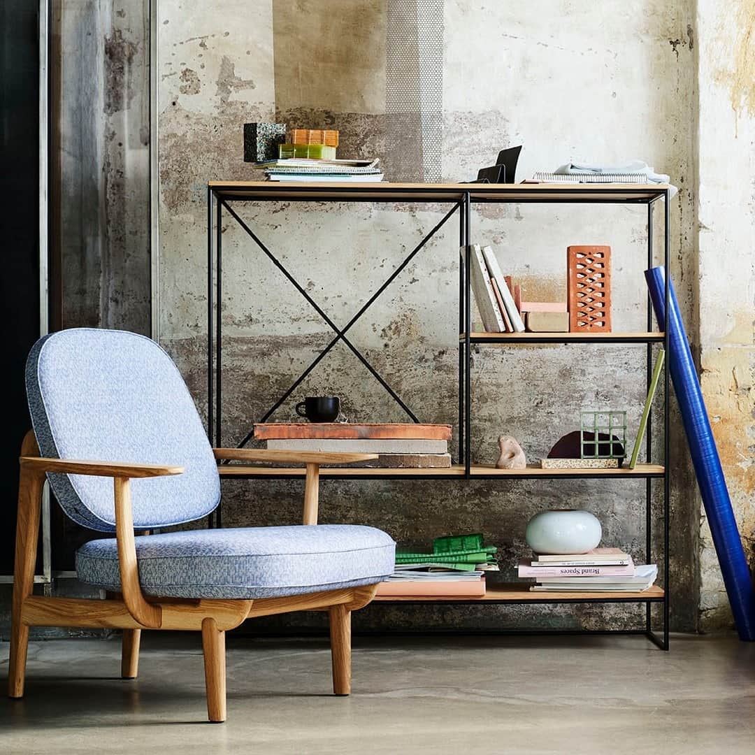 フリッツハンセンさんのインスタグラム写真 - (フリッツハンセンInstagram)「Lounge a little  Designed by Jamie Hayon, the Fred™ lounge chair has a low, open silhouette and a sculpted wooden frame assembled by hand. Shelving is part of the Planner™ shelving.   Explore more via link in bio  #fritzhansen #fred #planner #jaimehayon #paulmccobb #livingroomdecor #livingroomdesign #designchair #loungechair #Interiordesign #프리츠한센 #フリッツハンセン」11月20日 17時00分 - fritzhansen