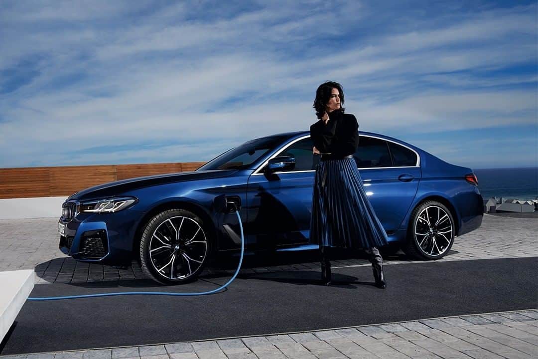 のインスタグラム：「豊かな自然の中で、思わず深呼吸したくなる。BMWと愉しむサステイナブルな旅へ。  この秋デビューしたニューBMW 5シリーズのPHEVモデルで行く、1泊2日のドライブ&宿泊体験が当たるキャンペーンを実施中。 古民家を再生して作られた話題のホテル『里山十帖』と、隈研吾氏設計の『雲の上のホテル』からお選びいただけます。さらに、BMW i COLLECTIONよりBMWオリジナル・グッズや、サステイナブルなプレミアム・コーヒーのプレゼントも。  @bmwjapan アカウントのトップからURLをタップ。公式Webサイトより、キャンペーン詳細をご覧いただけます。  #THE5 #PHEV #電気自動車 #EV #サステイナブル #里山十帖 #雲の上のホテル #ミカフェート #BMW #BMWJapan #駆けぬける歓び」
