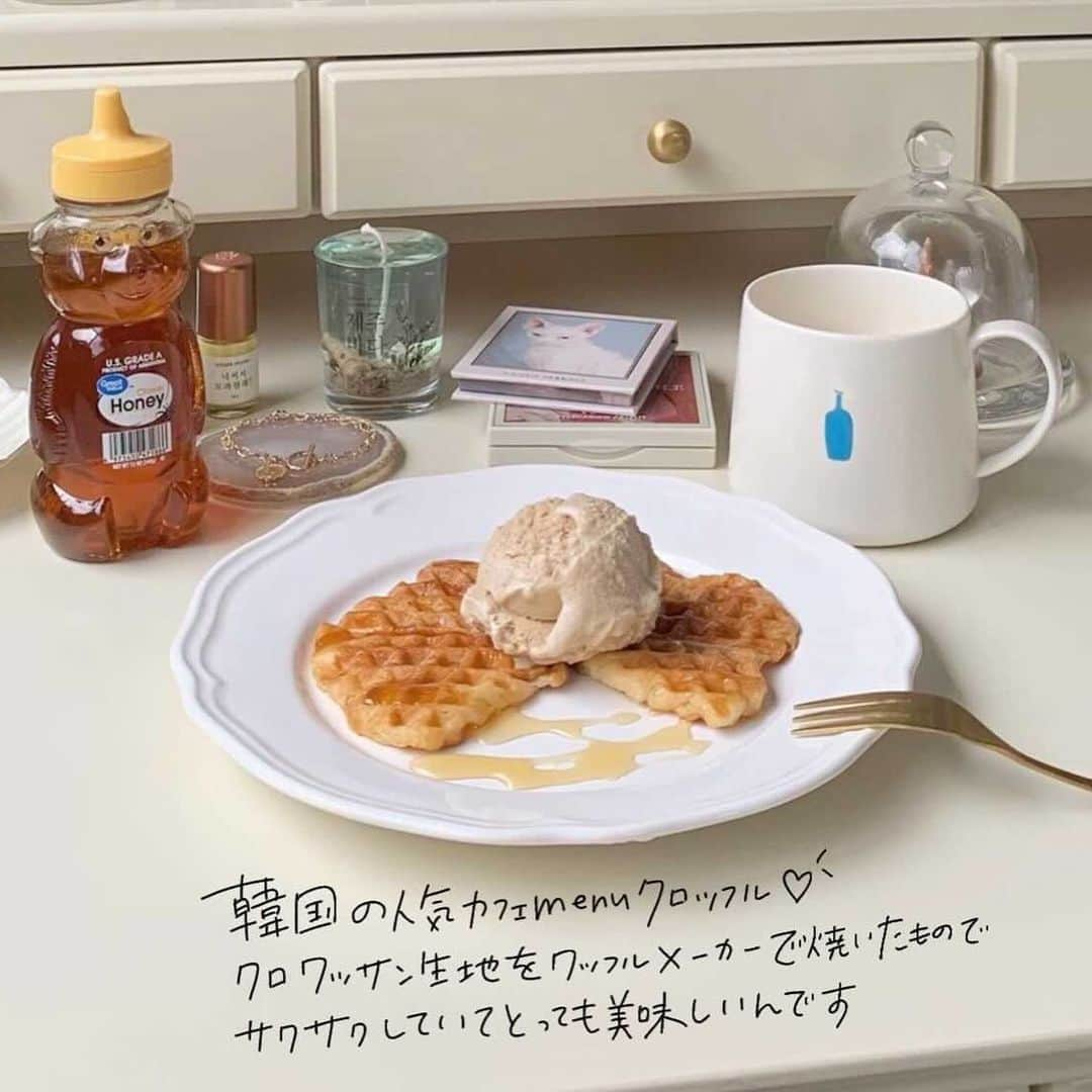 ハルハルさんのインスタグラム写真 - (ハルハルInstagram)「韓国カフェの人気メニュー🥐クロッフル🍓  あんにょん！ ハルハル編集部のayuです🥑  この投稿がいいな…！と思ったらシェアして拡散してください⚘ ⁾⁾  今日はおうちで簡単に出来る 韓国っぽカフェmenuを紹介します♡  その名も#크로플 (クロッフル) その名の通りクロワッサン生地を ワッフルメーカーで焼いたデザートです🍨  私も今どハマりしているのですが サクフワ食感がたまらないの…♡  私は冷凍クロワッサンを使っていますが パン屋さんで売っている 普通の焼いてあるクロワッサンを プレスしてもいいみたいですꪔ̤̮ꪔ̤̥ꪔ̤̱  トッピングも自由に楽しめるので おうちカフェのレパートリーに ぜひ加えてみてね〜🥛  ┈┈┈┈┈┈┈┈┈┈┈┈┈┈┈┈┈┈┈﻿  今回の可愛いお写真は、﻿ 以下の方からお借りしています♡﻿ ‌﻿ Thanks for… ‌﻿ @__yonecoffee さま @chon_bloom さま @asappang さま @1239gram さま @aya.ko__ さま  ┈┈┈┈┈┈┈┈┈┈┈┈┈┈┈┈┈┈┈ #ハルスタ や #ハルハル をタグ付けしていただくと、 ハルハルの記事やInstagramに投稿させていただく場合がございます #하루스타 #하루하루 를 태그 하시면 하루하루의 기사와 인스타그램에서 사용할 가능성이 있습니다. ┈┈┈┈┈┈┈┈┈┈┈┈┈┈┈┈┈┈┈  #ホームカフェ#クロッフル#おうちカフェ#韓国#韓国情報#韓国料理#おうち時間#韓国カフェ#韓国グルメ#クロワッサン#あさごパン#韓国好きな人と繋がりたい#おうちごはん#カフェ女子#お家カフェ#デザート#韓国料理好き#homecafe#韓国っぽカフェ#手抜きごはん#ブランチ#きょうのごはん#홈카페놀이#おうちおやつ#ホムカペ」11月20日 17時00分 - haruharu_furyu