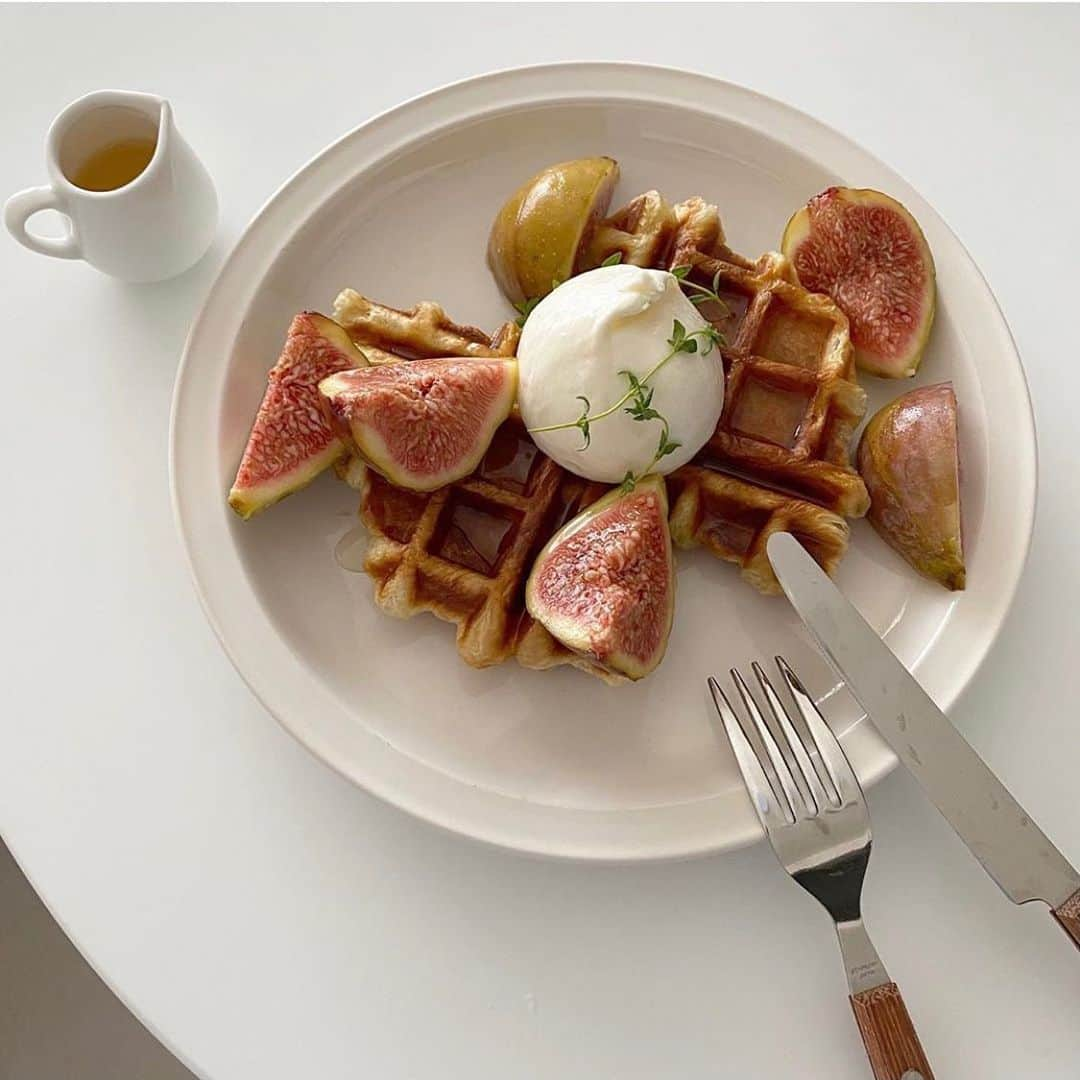 ハルハルさんのインスタグラム写真 - (ハルハルInstagram)「韓国カフェの人気メニュー🥐クロッフル🍓  あんにょん！ ハルハル編集部のayuです🥑  この投稿がいいな…！と思ったらシェアして拡散してください⚘ ⁾⁾  今日はおうちで簡単に出来る 韓国っぽカフェmenuを紹介します♡  その名も#크로플 (クロッフル) その名の通りクロワッサン生地を ワッフルメーカーで焼いたデザートです🍨  私も今どハマりしているのですが サクフワ食感がたまらないの…♡  私は冷凍クロワッサンを使っていますが パン屋さんで売っている 普通の焼いてあるクロワッサンを プレスしてもいいみたいですꪔ̤̮ꪔ̤̥ꪔ̤̱  トッピングも自由に楽しめるので おうちカフェのレパートリーに ぜひ加えてみてね〜🥛  ┈┈┈┈┈┈┈┈┈┈┈┈┈┈┈┈┈┈┈﻿  今回の可愛いお写真は、﻿ 以下の方からお借りしています♡﻿ ‌﻿ Thanks for… ‌﻿ @__yonecoffee さま @chon_bloom さま @asappang さま @1239gram さま @aya.ko__ さま  ┈┈┈┈┈┈┈┈┈┈┈┈┈┈┈┈┈┈┈ #ハルスタ や #ハルハル をタグ付けしていただくと、 ハルハルの記事やInstagramに投稿させていただく場合がございます #하루스타 #하루하루 를 태그 하시면 하루하루의 기사와 인스타그램에서 사용할 가능성이 있습니다. ┈┈┈┈┈┈┈┈┈┈┈┈┈┈┈┈┈┈┈  #ホームカフェ#クロッフル#おうちカフェ#韓国#韓国情報#韓国料理#おうち時間#韓国カフェ#韓国グルメ#クロワッサン#あさごパン#韓国好きな人と繋がりたい#おうちごはん#カフェ女子#お家カフェ#デザート#韓国料理好き#homecafe#韓国っぽカフェ#手抜きごはん#ブランチ#きょうのごはん#홈카페놀이#おうちおやつ#ホムカペ」11月20日 17時00分 - haruharu_furyu