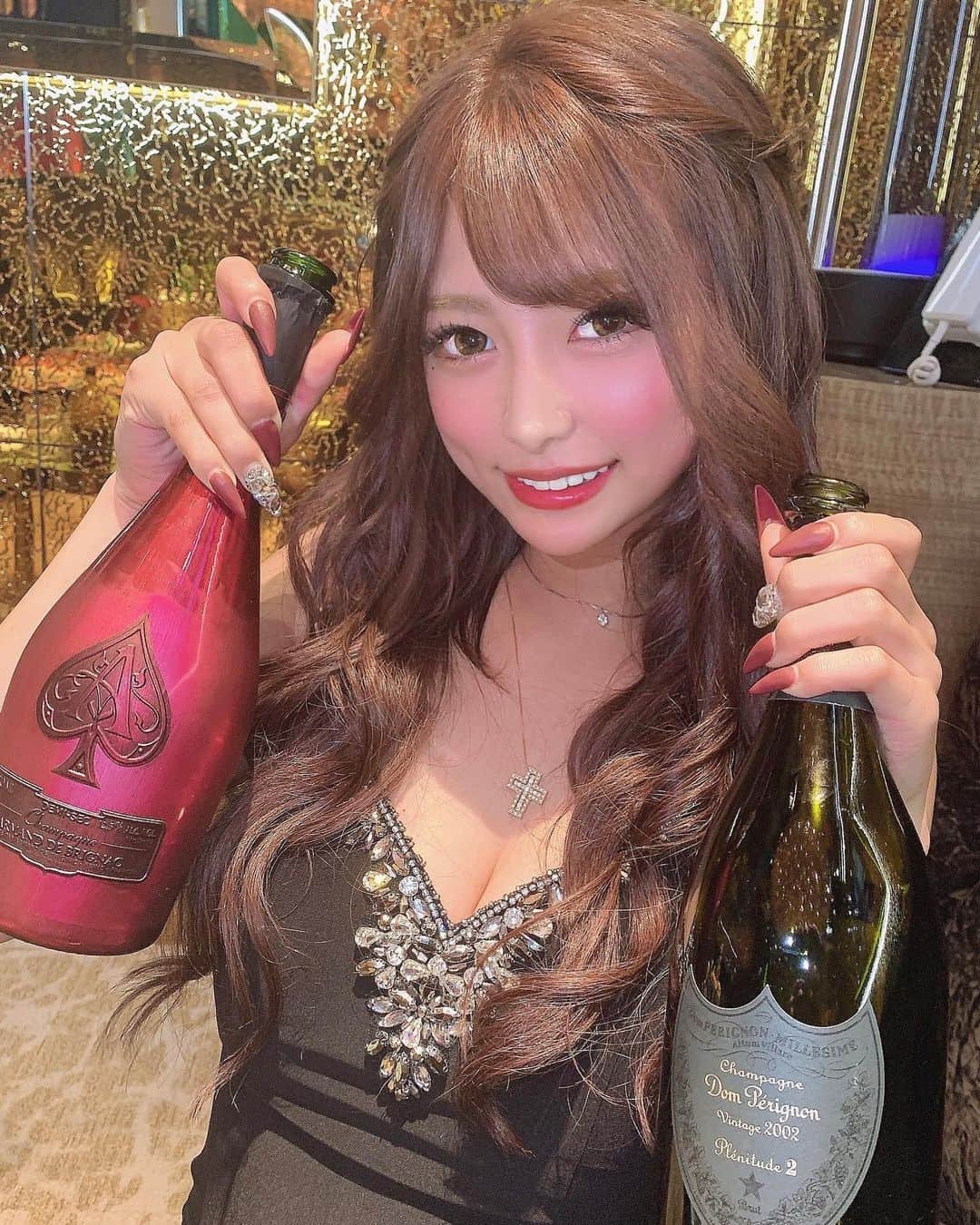 神咲れあのインスタグラム：「久しぶりのお酒で顔赤い🤒 レッドもP2も飲みやすいから好き❤ _  #名古屋 #錦 #錦3 #キャバクラ #キャバ嬢  #サロンドゴールド #salondegold #ニュークラブ #お酒 #焼酎 #ワイン #シャンパン  #歌舞伎町 #北新地 #ミナミ #すすきの #六本木 #中洲 #ホステス #銀座 #かわいい #名古屋出張 #followme #instagood #lfl #followforfollowback#おうち時間 #アルマンド #ドンペリ」