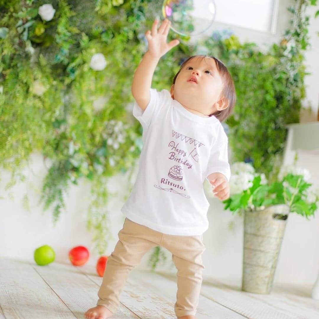 TMIXのインスタグラム：「お子様の1歳のお誕生日にオリジナルTシャツを作ってくれたar様！とってもかわいい写真をありがとうございます♪ かわいいお子様とTシャツの可愛らしいオリジナルデザインで写真も一段と素晴らしい仕上がりになっていますね🥰  TMIXではメンズ、レディースのTシャツをはじめ、「キッズ用」のTシャツやロンパース、ベイビービブもご用意しています！👕  毎月の月齢記念に...　ハーフバースデーに...　1歳のお誕生日に...　 TMIXでオリジナルTシャツを作ってみませんか？🎂  ちなみに私も娘のハーフバースデーにベイビーロンパースに飼い犬の写真をプリントして記念グッズを作りましたよ♪綿100%素材なので赤ちゃんに着せても安心！プリントも綺麗に出来ていてとっても素晴らしい思い出になりました♪  皆さんもぜひTMIXでオリジナルTシャツを作ってみてくださいね☺️☺️  https://tmix.jp/product_categories/6  #tmix #オリジナルグッズ #アパレル #春コーデ #いいね返し #デザイン #赤ちゃん #ファッション好きな人と繋がりたい #アイドル #アイドル衣装 #モデル #tシャツ #tシャツデザイン #tシャツコーデ #フォローミー #ライブTシャツ #お洒落さんと繋がりたい #ハーフバースデー #誕生日 #記念日 #ファッション #ファッション好きな人と繋がりたい #original #design #jacket #jacketstyle #codenate  #オリジナルTシャツ #キッズ #ロンパース」