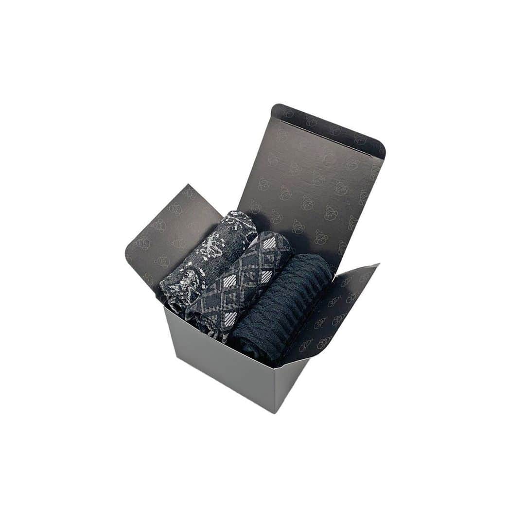 アヤメのインスタグラム：「3 pairs of #blackandwhite Gift box for women🖤🤍🖤 白黒クリスマス3足セットです🖤🤍🖤🎄🎁 #ayamesocks #blackandwhitefashion #monochrome #christmasgiftsideas #くつした #クリスマスプレゼント #靴下好き #🧦」