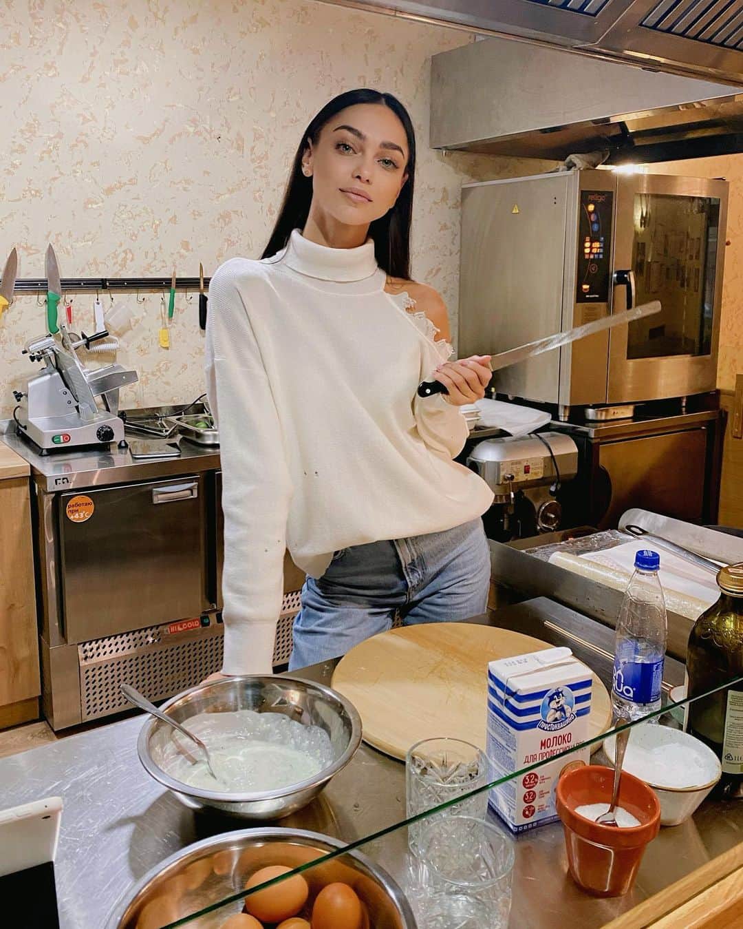 Zhenya Katavaのインスタグラム：「Отлично, когда у подруги есть муж, который владеет Ресторанами.  Отлично, когда у девочек есть желание уметь вкусно готовить.  Отлично, когда есть прекрасный Шеф-Повар который может этому научить.  Кто просил 😇Рецепт Французских блинчиков : •300г мука • 4 яйца •400г молоко  •60 г пиво • соль щепотка Все перемешать миксером и в холодильник на 30 минут .  Жарить на сливочном масле 😇」