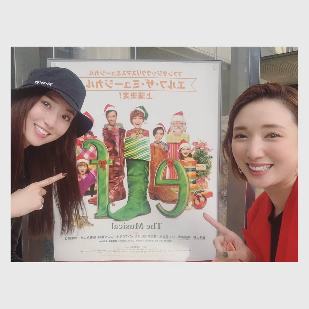 鳳翔大さんのインスタグラム写真 - (鳳翔大Instagram)「先日『ELF』をコマさんと観劇してきたぜ🎄  やっぱり素敵な作品に音楽に観ていてワクワクしますね❤️ これは毎年恒例にして欲しいなー🎁  コングさんサンタ最高過ぎて釘付けでしたー👏 存在感素晴らしかったです🎅  かのちゃんのデビーちゃん超絶キュートで面白いんだけどさすが… 華と可愛さがメガネをしていてもただ漏れてたよ🤣  1年前に戻ったような気分にもなって色々思い出しました✨✨ 本当ELF楽しかったな😆  コマさんとは昨年のこの時期は、毎日ずっと一緒に笑ってたから懐かしかった笑笑  この日もお茶したんだけど、話が尽きなくてずーっとお話ししてました☃️  一路さんも一緒に観劇したいなぁと仰って下さってたんだけどご都合合わず😭  お会いしたかったなー！  本当に改めて素敵な舞台に心が綺麗になったしクリスマス待ち遠しーいわー❤️🎁🎄  #elfthemusical  #elf #一路真輝  さん #沙央くらま　さん #宝塚 #クリスマス」11月20日 17時13分 - dai_hosho_official