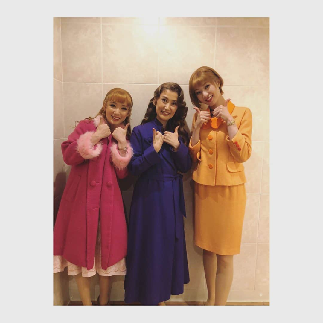 鳳翔大さんのインスタグラム写真 - (鳳翔大Instagram)「先日『ELF』をコマさんと観劇してきたぜ🎄  やっぱり素敵な作品に音楽に観ていてワクワクしますね❤️ これは毎年恒例にして欲しいなー🎁  コングさんサンタ最高過ぎて釘付けでしたー👏 存在感素晴らしかったです🎅  かのちゃんのデビーちゃん超絶キュートで面白いんだけどさすが… 華と可愛さがメガネをしていてもただ漏れてたよ🤣  1年前に戻ったような気分にもなって色々思い出しました✨✨ 本当ELF楽しかったな😆  コマさんとは昨年のこの時期は、毎日ずっと一緒に笑ってたから懐かしかった笑笑  この日もお茶したんだけど、話が尽きなくてずーっとお話ししてました☃️  一路さんも一緒に観劇したいなぁと仰って下さってたんだけどご都合合わず😭  お会いしたかったなー！  本当に改めて素敵な舞台に心が綺麗になったしクリスマス待ち遠しーいわー❤️🎁🎄  #elfthemusical  #elf #一路真輝  さん #沙央くらま　さん #宝塚 #クリスマス」11月20日 17時13分 - dai_hosho_official