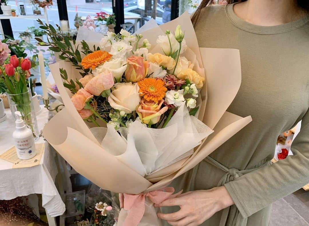 ミンヒ さんのインスタグラム写真 - (ミンヒ Instagram)「꽃순이에게 딱 맞는 취미💐 다발부터 포장까지..은근 어렵ㅎㅎ 요즘 너땜에 힐링이닷🥰  #내꽃다발은내가만든다#셀프꽃다발#🙂」11月20日 17時15分 - juminhee