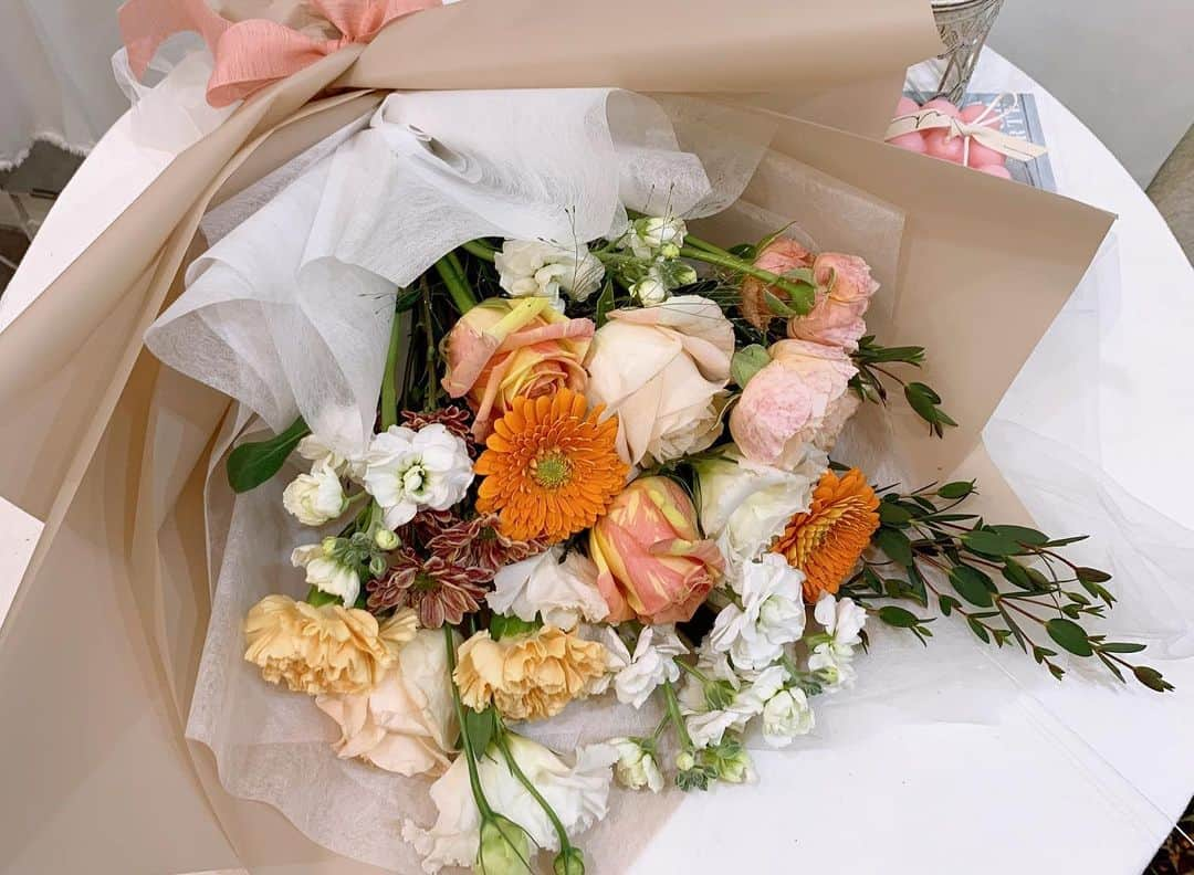 ミンヒ さんのインスタグラム写真 - (ミンヒ Instagram)「꽃순이에게 딱 맞는 취미💐 다발부터 포장까지..은근 어렵ㅎㅎ 요즘 너땜에 힐링이닷🥰  #내꽃다발은내가만든다#셀프꽃다발#🙂」11月20日 17時15分 - juminhee