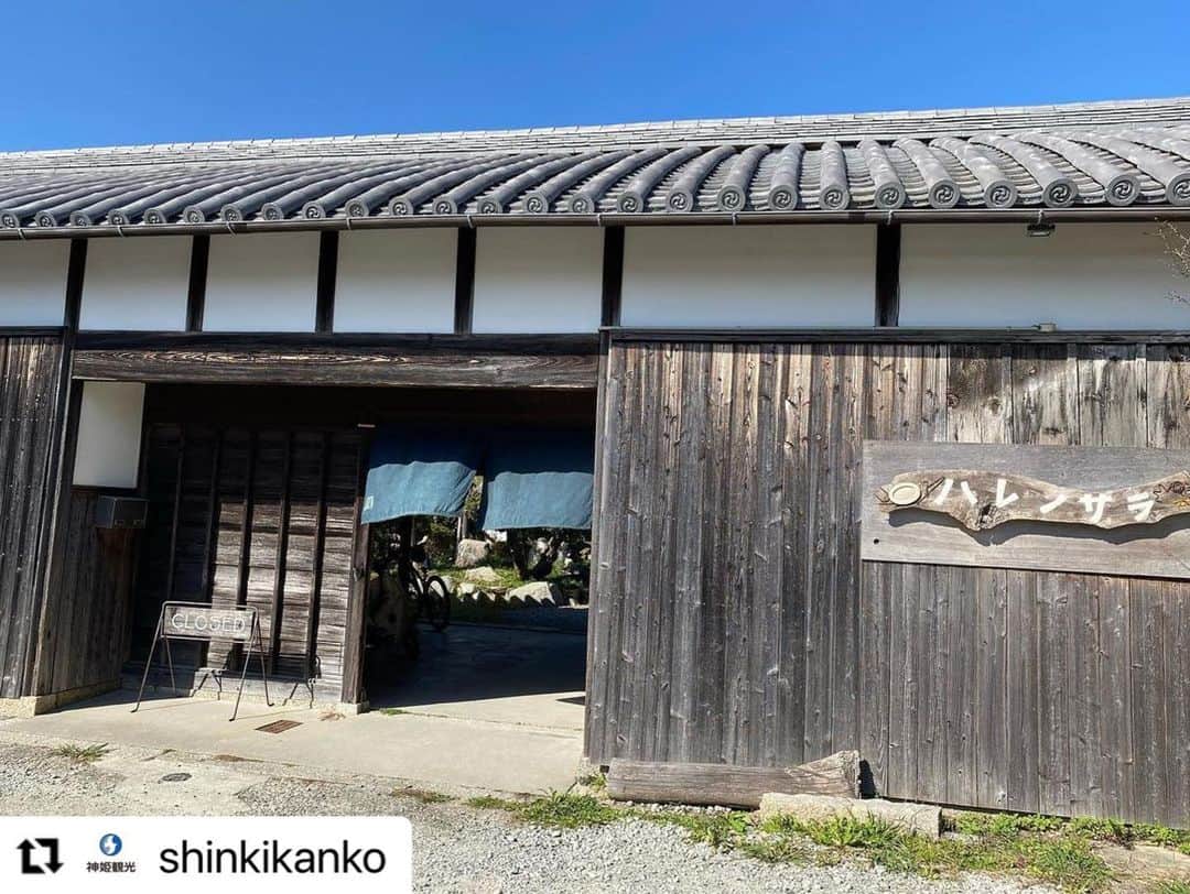 兵庫県さんのインスタグラム写真 - (兵庫県Instagram)「兵庫県公式インスタグラム『love_hyogo』です。  love_hyogoでは皆さんが#lovehyogo のハッシュタグを付けて投稿していただいた写真を紹介をさせていただきます。  本日のピックアップは @shinkikankoさんのお写真です👑 ハッシュタグをつけての投稿ありがとうございます🙏  写真は、11月14日〜15日に兵庫県が神姫観光さんと開催しました「ひょうご暮らしの魅力体験ツアー」の様子です。 「兵庫県で暮らしたいな」と考えている参加者の皆さまと今回は淡路市を巡り、撮っていただいたものです‼️ありがとうございます✨☺️  綺麗な淡路の夕焼けやライトアップされた明石海峡大橋✨また先輩移住者の方が経営する古民家カフェや、農業収穫体験など❗💕 このツアーで回った淡路島の北側は都会に近く、海や山など自然も近くて、美味しいものもたくさん✨という移住にはとても人気の場所です❣️ 写真からも、参加の皆さまに存分に兵庫県での暮らしの魅力を感じていただいたことが伝わってきますね☺️❣️  「兵庫県で田舎暮らしをしてみたいな〜」という皆さま、ぜひ、兵庫県移住相談窓口までお気軽にご連絡下さい💕 ・カムバックひょうご神戸センター ・カムバックひょうご東京センター ・ひょうご移住プラザ でお待ちしてます♪  兵庫にまつわる投稿は#lovehyogo のハッシュタグをお願いします👈  −−−−−−−−−−−−−−−−−−−−−−−−−−−−−−−−−−−−−−−−−−−−−−−−−−−−−−−− 兵庫県では、新型コロナウイルス感染拡大を予防する『ひょうごスタイル』（📍3蜜（密閉、密集、密接）の回避📍身体的距離の確保📍マスクの着用等）の推進のご協力をお願いしています。  #兵庫県 #兵庫 #lovehyogo#love_hyogo #淡路島 #移住 #淡路市 #田舎暮らし #農業体験 #バスツアー #自慢したい兵庫の景色」11月20日 17時15分 - love_hyogo