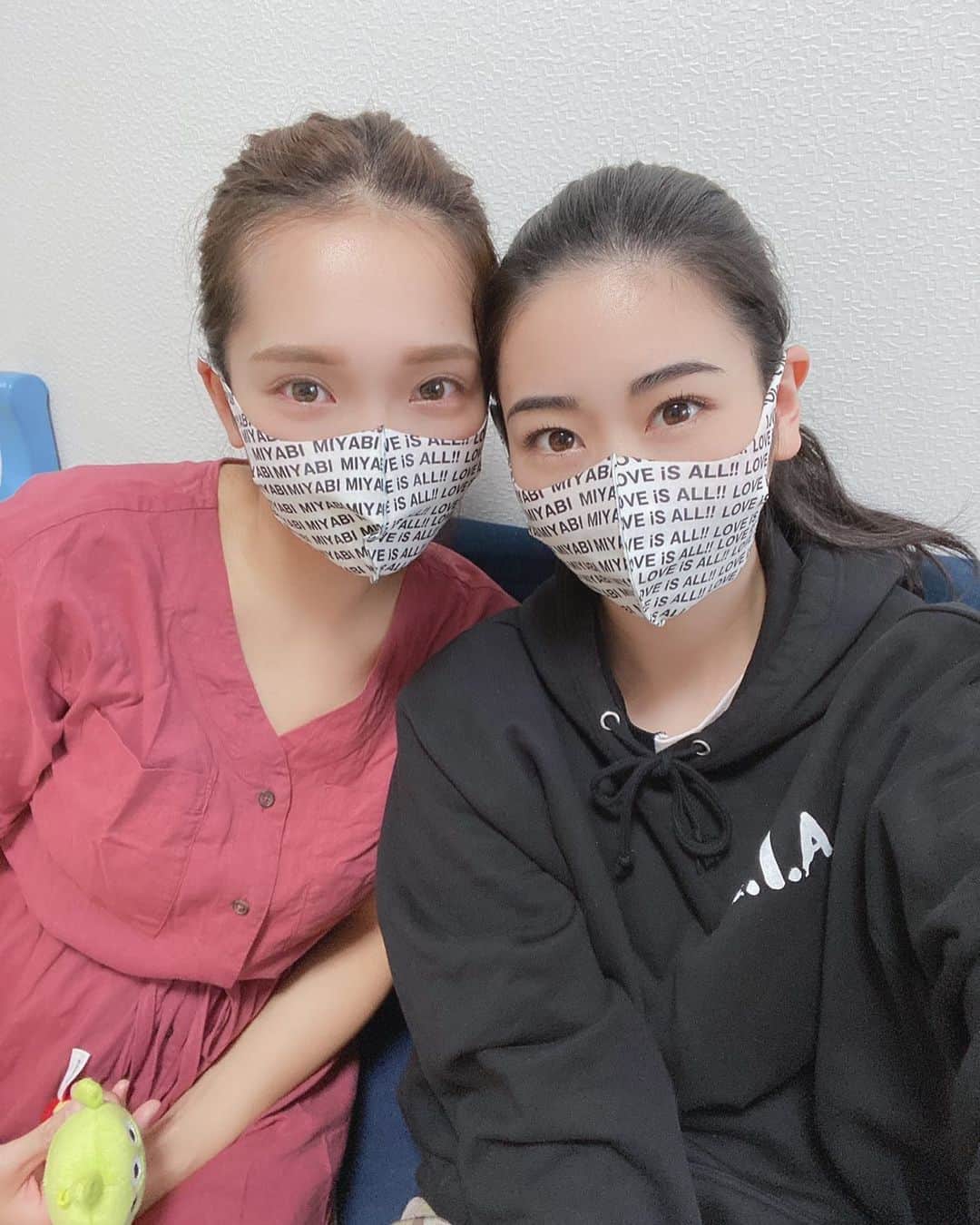 伊藤澄花のインスタグラム：「親友ちゃん♡ みいのマスク小顔効果やばいし可愛いしで 女の子におすすめ☺️☺️☺️ あとでまた詳しく載せるね〜！  この日の私の歯科助手感やばない？ どくたーどくたーヘイどくたぁ〜ってずっと歌ってた爆笑  #日向雅 #すうみや #親友ちゃん #らぶ」