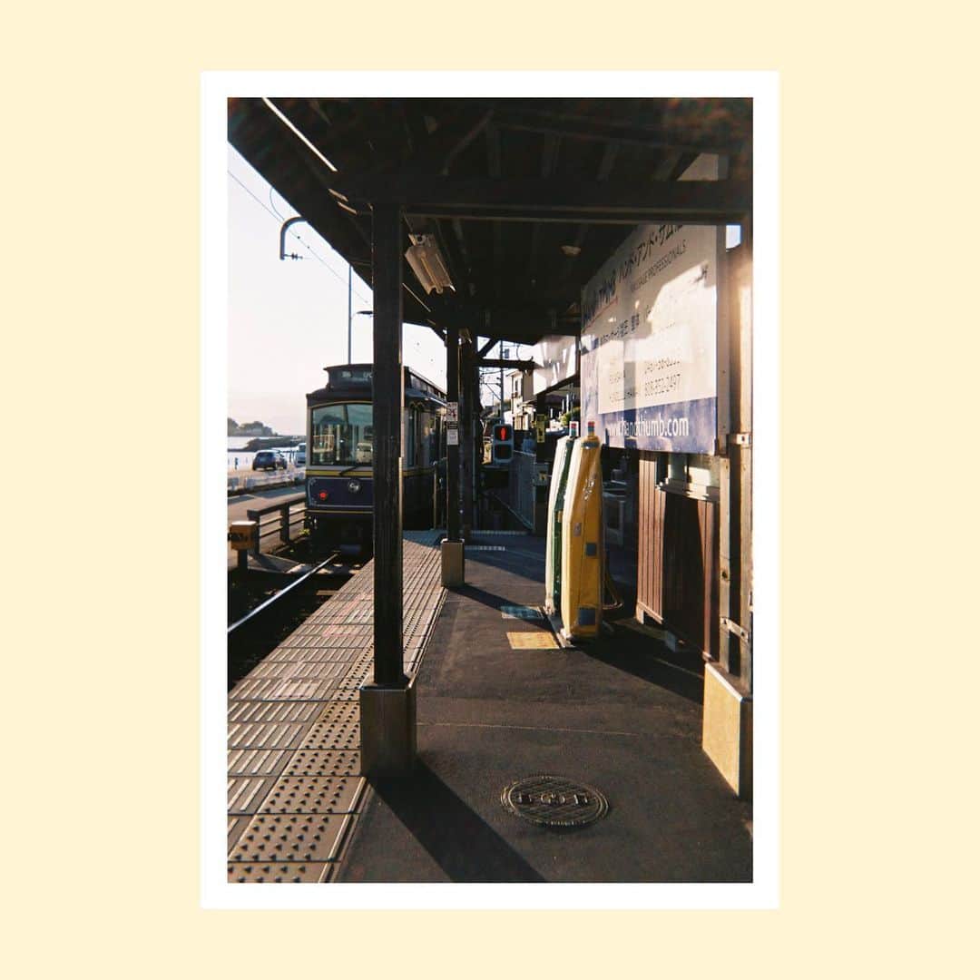 香月あやさんのインスタグラム写真 - (香月あやInstagram)「△▽△┈┈┈┈┈┈┈┈┈┈﻿ ﻿ ﻿ 📍 #鎌倉高校前駅﻿ 📷 #写ルンです﻿ ﻿ よくカメラマンさんたちが﻿ ここで撮影してる写真を﻿ あげてるから﻿ 行ってみたいなぁ…💭﻿ ってずっと思ってたところに﻿ ついに行けちゃいました☀️﻿ ﻿ すごく嬉しくて﻿ 何回も通る江ノ電見ながら﻿ ぼーっとしてました﻿ ﻿ ┈┈┈┈┈┈┈┈┈┈▽△▽﻿ ﻿ #フィルム #写ルンです #film #filmカメラに恋してる #フィルムカメラ #フィルム写真 #filmcamera #film_jp #写ルンですのある生活 #写ルンです女子 #instagood #film_com #カメラ女子 #filmphoto ﻿ ﻿  ﻿ ﻿」11月20日 17時15分 - __aya.photo
