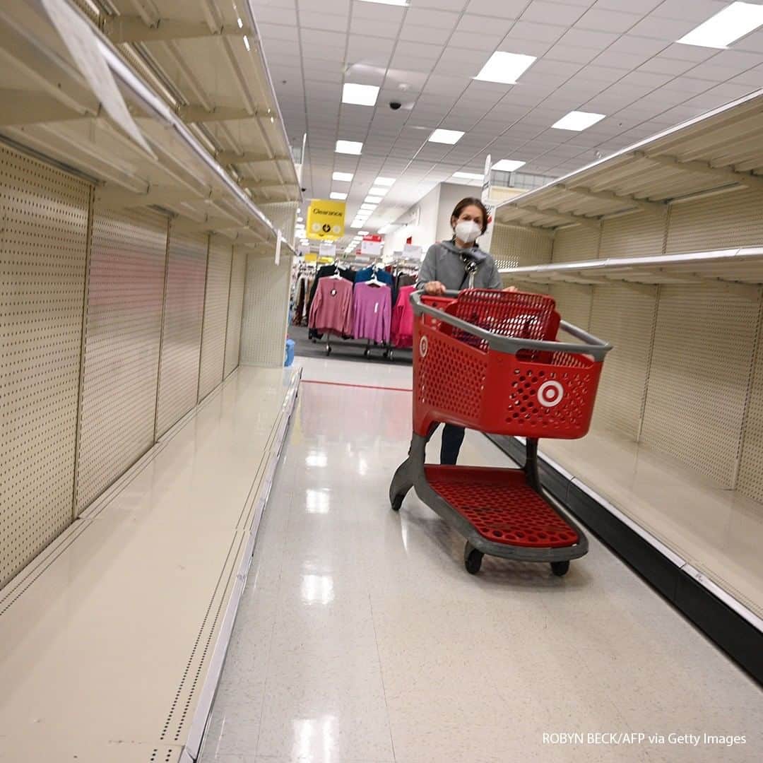 ABC Newsさんのインスタグラム写真 - (ABC NewsInstagram)「A shopper walks by shelves in the paper products aisle of a store in Burbank, California, November 19, 2020. Paper towels and other cleaning supplies are flying off retail shelves amidst a new wave of panic buying as the country faces the most recent recent surge in coronavirus infections. #coronavirus #shopping #panicbuying」11月20日 17時16分 - abcnews