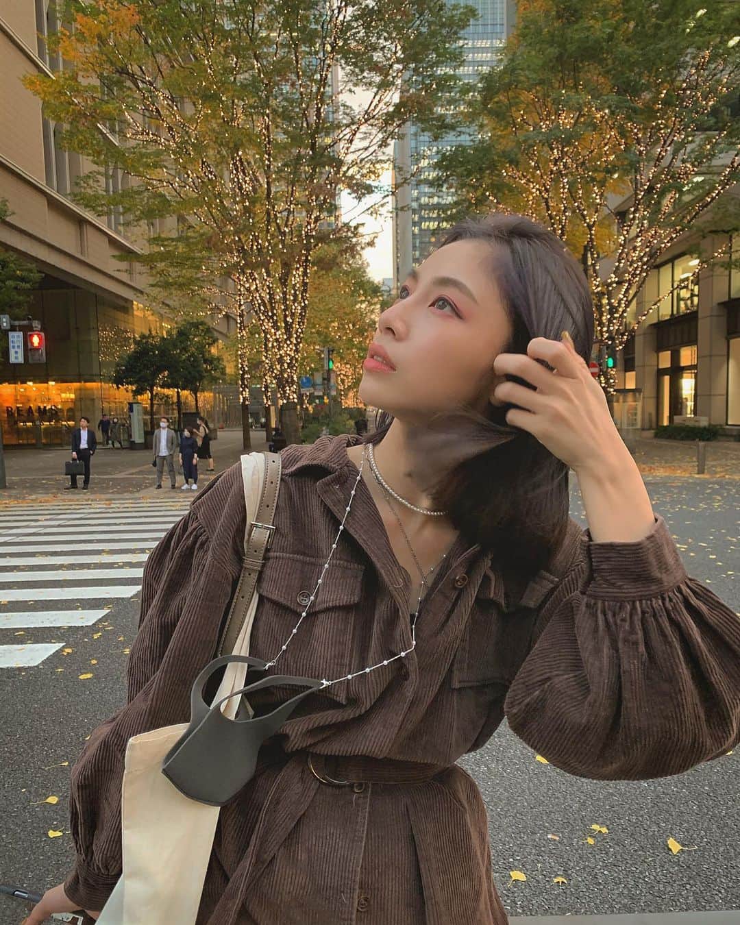 honoka のインスタグラム：「やっぱり暗い色が落ち着く💜 いい色に仕上げて頂きました✨  今日はまつ毛ない日。 まつ毛ないのは落ち着かへん😅笑」