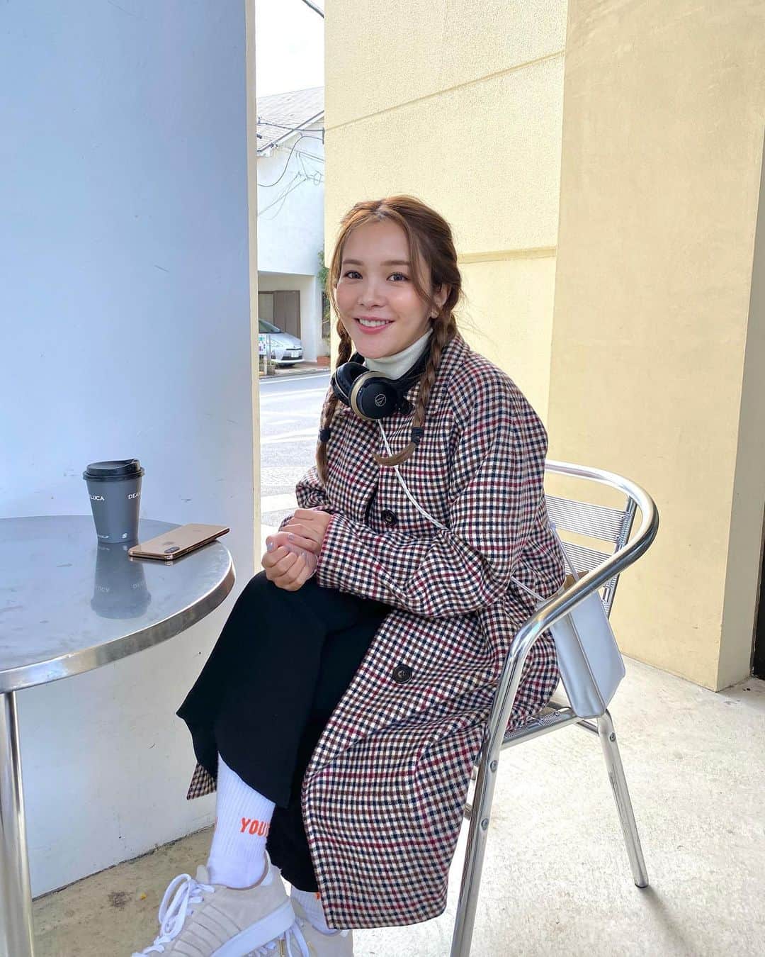 Lilmeのインスタグラム：「この日は綺麗な夕焼けをバックにウェディングフォトを撮る人で溢れていました💍👰🏼‍♀️🤵🏼🖤🖤﻿ 来年の今頃はコロナ良い状況になってますように🙏🏻🌏✨﻿ ﻿ ﻿ ﻿ #ウェディングドレス#ウェディングフォト」