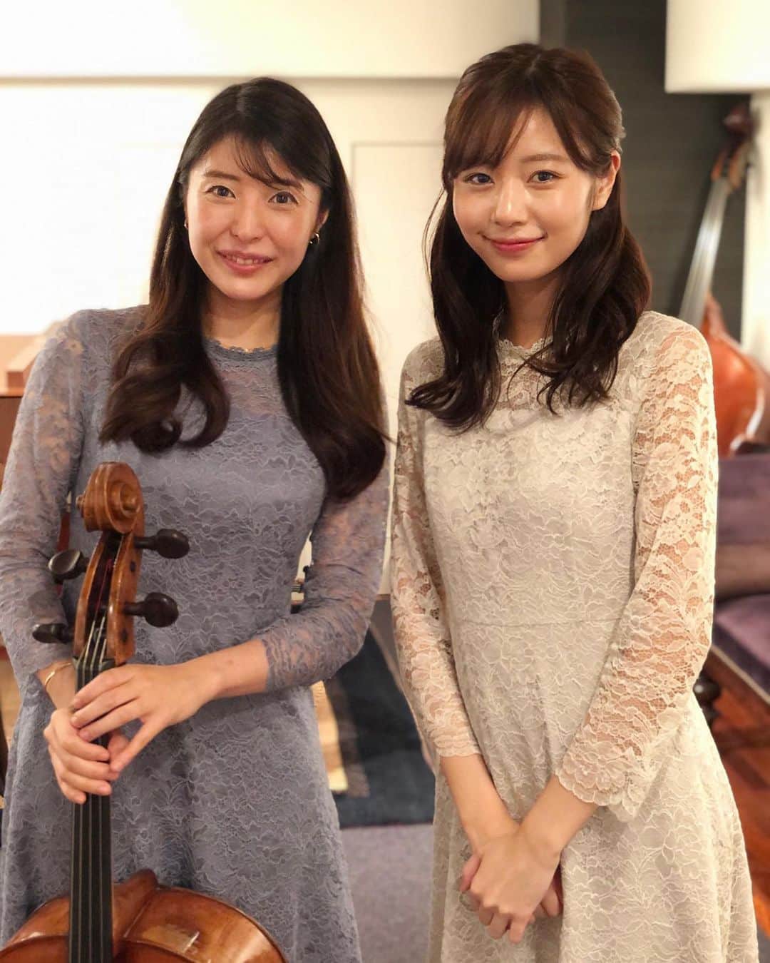 杉浦みずきのインスタグラム：「・ チェリストの新倉瞳さんと一緒に、「夜に駆ける」を演奏しました🎶 瞳さんがyoutubeでされているラジオ「オールニャイトニッポン」の中の、「一緒に弾きまshow」のコーナーに私が応募して実現しました！ まさかプロのチェリストの方と一緒に演奏する日が来るなんて🥺 ほぼぶっつけ本番で合わせたのですが、瞳さんのお陰で良い演奏になっていると思います！ 新倉瞳さんのチャンネルと、セントフォースチャンネル、両方のyoutubeで公開されています。アングルが違うので、両方聴いてみて下さい🎶 ・ ・ 実は、衣装が色違いなんです！😚 詳細はまた後日投稿します💕」