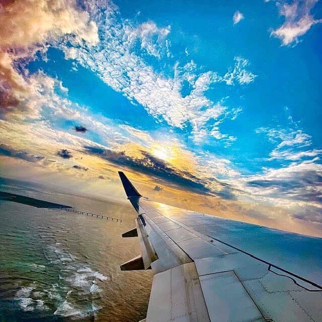 ANAさんのインスタグラム写真 - (ANAInstagram)「夕空に想いを馳せて...﻿ （Photo：@y.my024）﻿ ﻿ #澄んだ青空と #夕陽 #サンセット #ウイングレット #翼 #青い翼 #飛行機の窓から #ソラマニ_マドカラ #機窓 #機窓写真 #沖縄 #沖縄の海 #沖縄空港 #次行きたい旅スポット #sky #bluesky #sunset #wing #anablue #window #airplane #anaairplane #camera #ana_jp ﻿ ﻿ 機窓からの風景は「#ソラマニ_マドカラ」をつけて投稿してね📷インスタやANAの各メディアでご紹介していきます💙」11月20日 17時28分 - ana.japan
