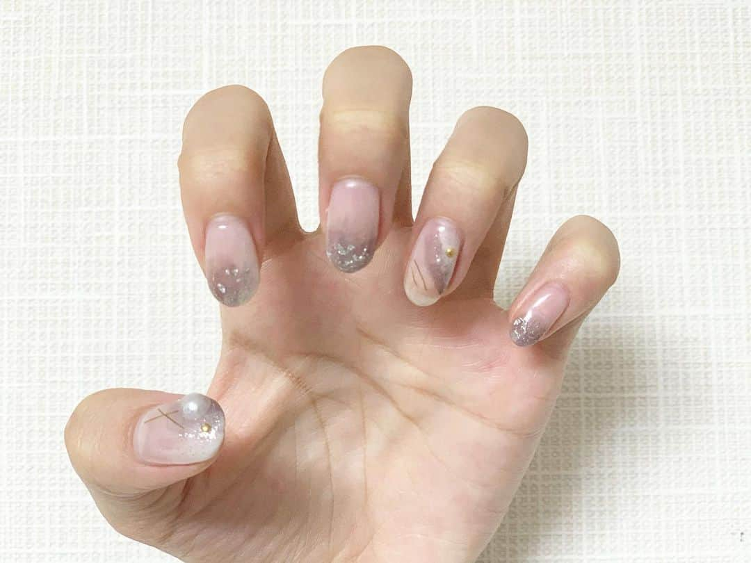 桑名利瑠さんのインスタグラム写真 - (桑名利瑠Instagram)「. . . NEW nail♡ いつもワンカラーとかだけど、今回デザインしてもらいましたー✨ 冬っぽく♡ホワイトとグレー！ . . . #followｍe #followforfollowback #makeup #fashion #ネイル #ネイルデザイン #デザイン #デザインカラー #hand #winter #冬ネイル #instagood #instafashion #instalike #instapic #instadaily」11月20日 17時23分 - kuwana_riru