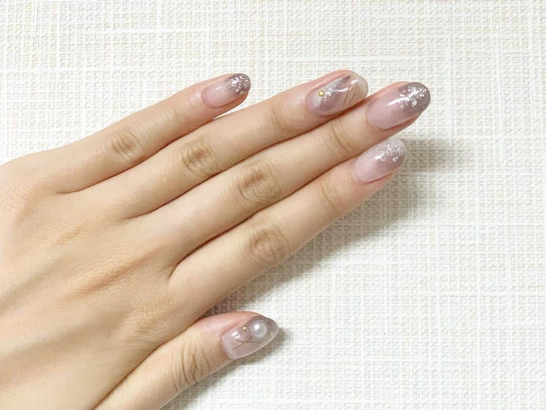 桑名利瑠のインスタグラム：「. . . NEW nail♡ いつもワンカラーとかだけど、今回デザインしてもらいましたー✨ 冬っぽく♡ホワイトとグレー！ . . . #followｍe #followforfollowback #makeup #fashion #ネイル #ネイルデザイン #デザイン #デザインカラー #hand #winter #冬ネイル #instagood #instafashion #instalike #instapic #instadaily」