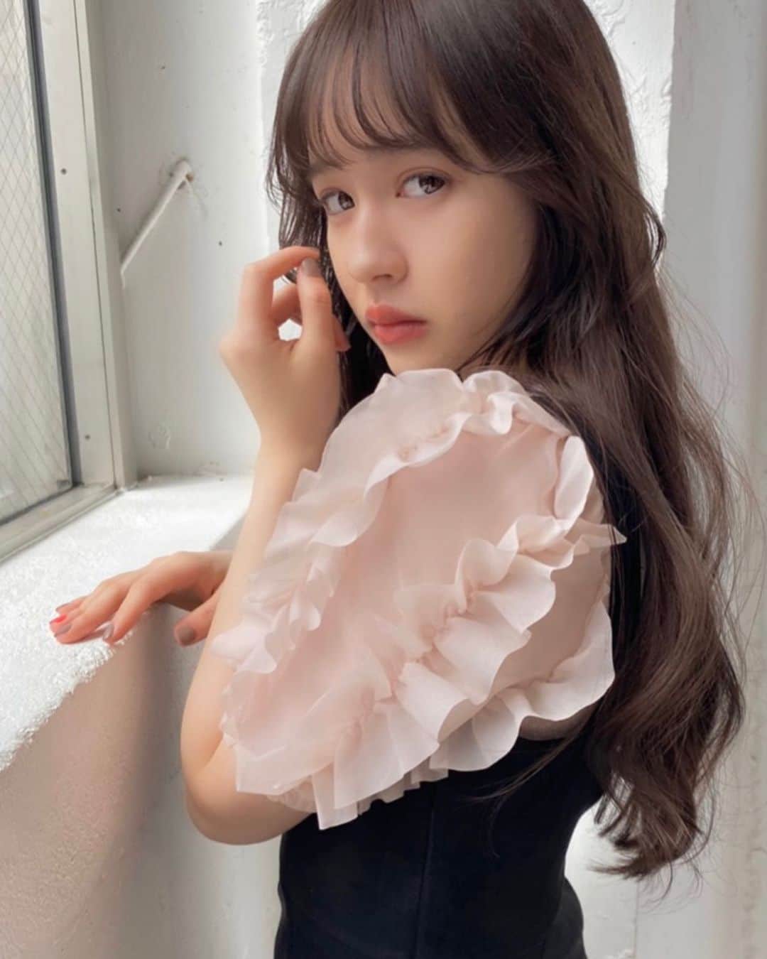 SHIMAさんのインスタグラム写真 - (SHIMAInstagram)「. < SHIMA HITHAIR -November- > . [ フェイスレイヤー] さりげなく顔まわりにポイントを♡ 顔まわりの髪に動きが出る事によって お洒落な抜け感が出ます♡ . ◆担当:DAIKANYAMA店 渡部未来　@mirai_watabe  ◆menu:カット＆ケアカラー ◆使用スタイリング剤：#moiioil . ◆model:ナタリア聖奈 @_natamilk_  . @shimaproduct_official @shima_daikanyama #shimadaikanyama #shima #shimahithair」11月20日 17時38分 - shima_official_account