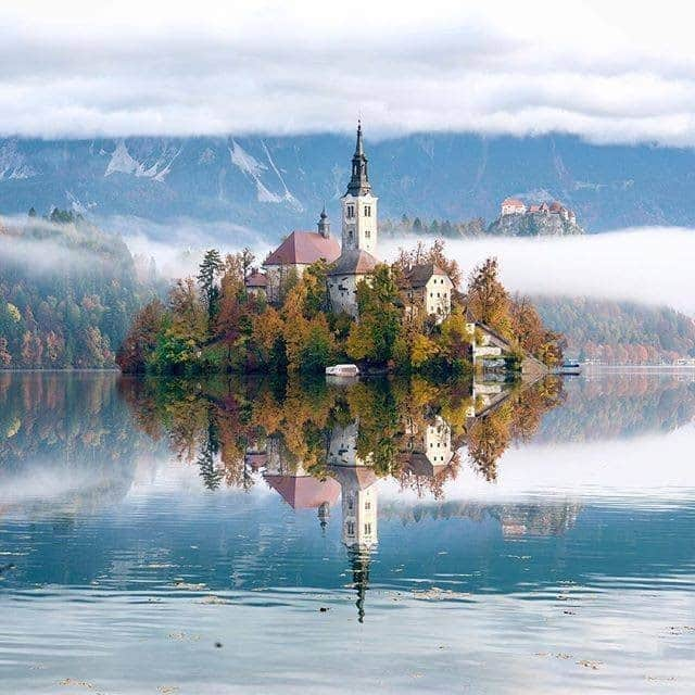 JALさんのインスタグラム写真 - (JALInstagram)「The always picturesque Lake Bled, also affectionately known as the Pearl of the Alps. #WorldlyNovember  「アルプスの瞳」とも呼ばれる #ブレッド湖 ✨ まるで絵画のような絶景です👀 . . Photo by @kyrenian Post your memories with #FlyJAL  #JapanAirlines #slovenia #naturephotography」11月20日 17時30分 - japanairlines_jal