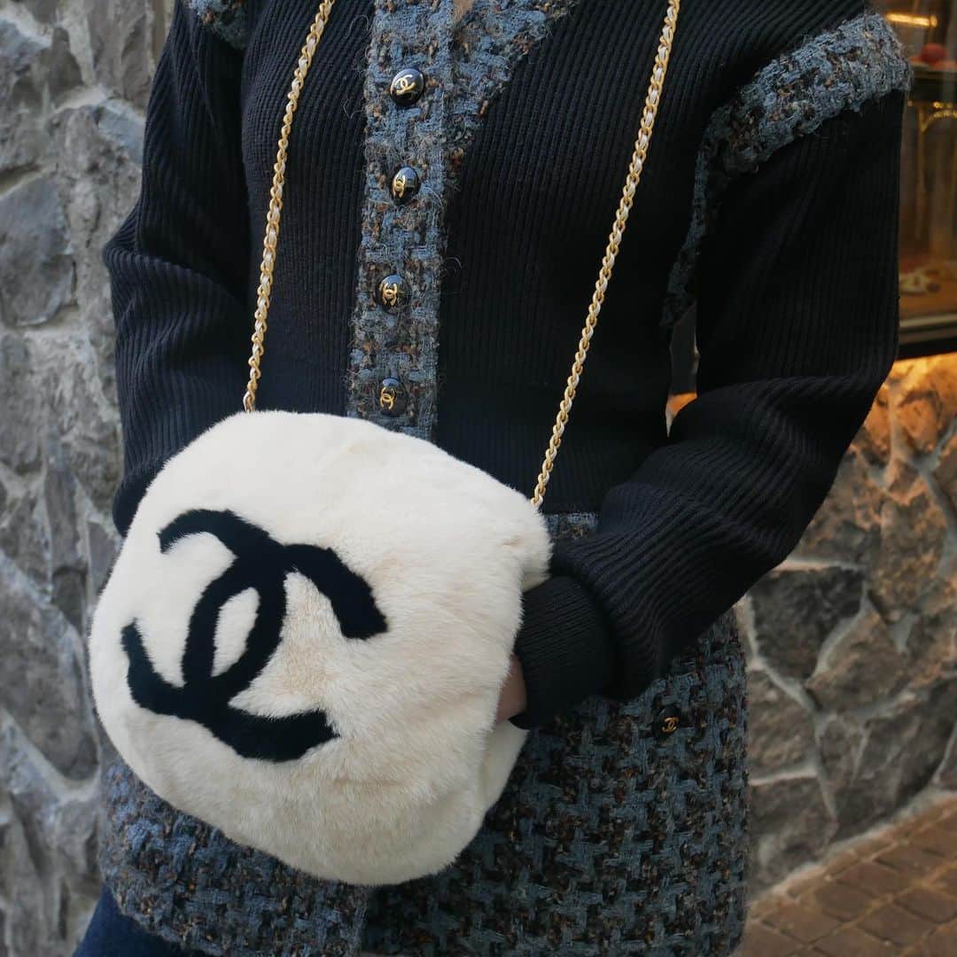 Vintage Brand Boutique AMOREさんのインスタグラム写真 - (Vintage Brand Boutique AMOREInstagram)「Chanel lapin fur arm warmer   On website search for AO01092  #chanelbag #amoreomotesando」11月20日 17時30分 - amore_tokyo