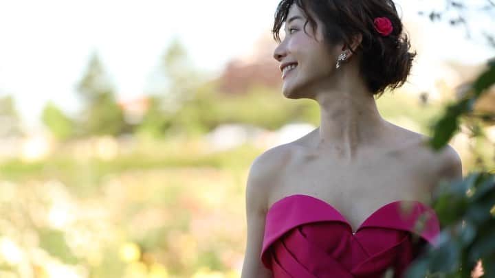 のインスタグラム：「*﻿ 高級感のあるモノマテリアルと﻿ ぱっと華やぐ深いローズカラーが﻿ ドラマチックなワンシーンを演出♡﻿ ﻿ -------------------------﻿ 11月23日(祝・月)限定✨✨﻿ フォトウエディングの特別相談会実施💐﻿ ﻿ ユミカツラフォトプランの相談会＆ウエディングドレスの展示会を、11月23日（祝）に京成バラ園の園内で1日限定開催。園内のバラを楽しみながら、ゆったりとドレスを見たり、撮影の相談をしながら、イメージを膨らませるチャンスです。﻿ ﻿ 当日相談会にご来場された方には、京成バラ園オリジナルブーケをプレゼント！また、京成バラ園でのウエディングフォトプランをご成約されたお客様には、撮影当日のバラのブーケをプレゼントいたします♡﻿ ﻿ ぜひご来場くださいませ✨﻿ ﻿ 詳細はユミカツラ公式HPにて💍﻿ ﻿  https://www.yumikatsura.com/fair-campaign/11804  ﻿ 2020年にスタートし、沢山のカップルに大好評だったユミカツラフォトプラン。﻿ 約70万人の花嫁を笑顔にしてきたユミカツラがプロデュースするラグジュアリーなフォトウエディングは、国内外のスタジオやロケーションでの撮影が可能。パッケージは20万円台から、オーダーメイドサービスや、マタニティフォト、ソロウエディング、またブライダル以外のポートフォリオ撮影など、皆様の夢を柔軟に叶えます。﻿ ﻿ -------------------------﻿ .﻿ .﻿ .﻿ #yumikatsura #ユミカツラ #桂由美 #桂由美ドレス #YumiBrides #フォトウエディング #ロケーションフォト#プレ花嫁2020 #プレ花嫁2021 #ウエディングドレス #運命の1着 #結婚式準備 #前撮り #後撮り #ウエディングドレス試着 #ウエディングドレス選び #京成バラ園 #お花好きな人と繋がりたい #エンゲージメントフォト #デートにオススメ #ウエディングフォトグラファー #前撮りドレス #前撮り準備 #前撮りレポ #カラードレス #カラードレス試着 #プリンセスドレス #お姫様体験 #ウエディングブーケ」