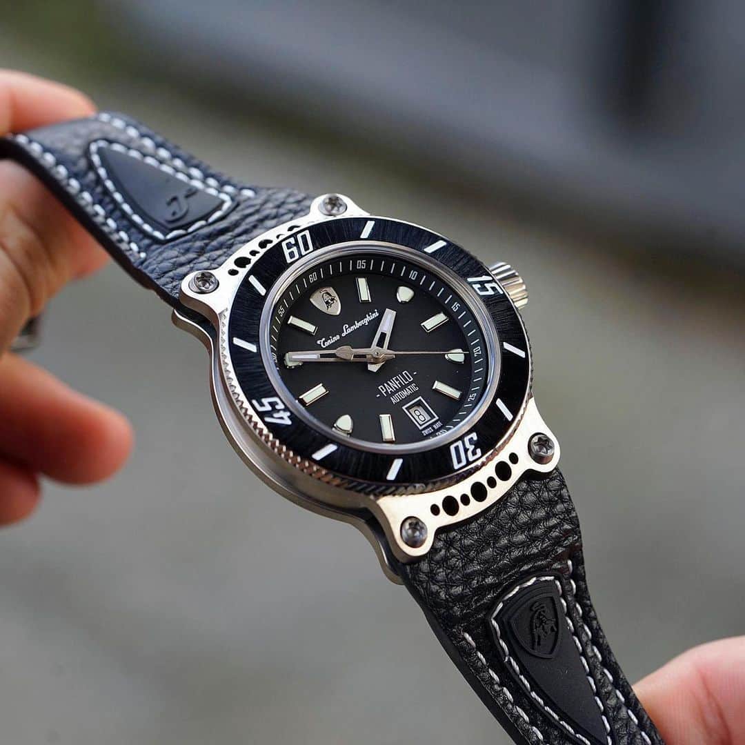 Daily Watchさんのインスタグラム写真 - (Daily WatchInstagram)「Tonino Lamborghini dedicates its first sub diver watch to sea enthusiasts, people who love to pursue in water the same challenges and goals they set in life. The slanting numbers and indexes on the unidirectional rotating bezel add a touch of dynamism to this timepiece that guarantees a firm grip when submerged in the aquatic world. The design of the titanium “sandwich case” with four visible Torx®️ screws is a clear tribute to the mechanical engineering heritage of the brand cc: @toninolamborghinigroup」11月20日 17時45分 - dailywatch