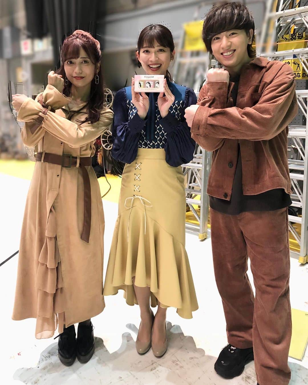 山本里菜さんのインスタグラム写真 - (山本里菜Instagram)「爆報のゲストにヴァンゆんのお二人が来てくれました☺️❤️ . サンジャポでもお世話になっているのでここでもご一緒できて嬉しかったです😆 . ゆんちゃんがプロデュースしたハンドジェルをプレゼントしてくれました🎁🎀 可愛すぎて使うのもったいない〜！ でも持ち運びに便利な大きさなので大切にたくさん使わせていただきます🙇‍♀️💓 . . #ヴァンゆん　#ヴァンビ　くん　 #ゆん　ちゃん　#ハンドジェル　#爆報　#収録　#youtube  #youtuber」11月20日 17時46分 - rinayamamoto_0622