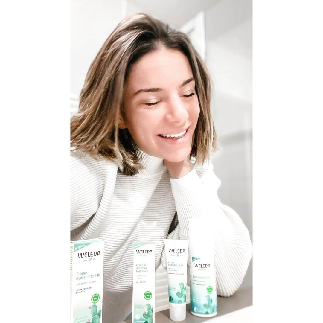 ユナ・デュフネさんのインスタグラム写真 - (ユナ・デュフネInstagram)「J'ai intégré depuis plusieurs jours, la gamme "Hydratation" de Weleda dans ma routine matinale, vous la connaissez ? ☺️ Mes deux préférences sont la brume hydratante et le roll-on contour des yeux !  Ils s'utilisent en plus à n'importe quel moment de la journée rendant mon visage moins terne et fatigué.  Toute la gamme est Bio, 100% d’origine naturelle et formulée à base de Figuier de Barbarie, elle sent hyper bon et qui plus est, super agréable 😇 . 🎁SURPRISE ! Pendant 15 jours , vous avez 20% avec le code YOUNA sur la gamme hydratation de @weledafr  . . . #Weleda #BienEtre #Gamme #Hydratation #Soin #Peau #Beauté #Promo #Bio #Cosmetiquenaturelle #WeledaFrance #SkinCare #Naturelovers #Partenariat」11月20日 17時42分 - youna_d