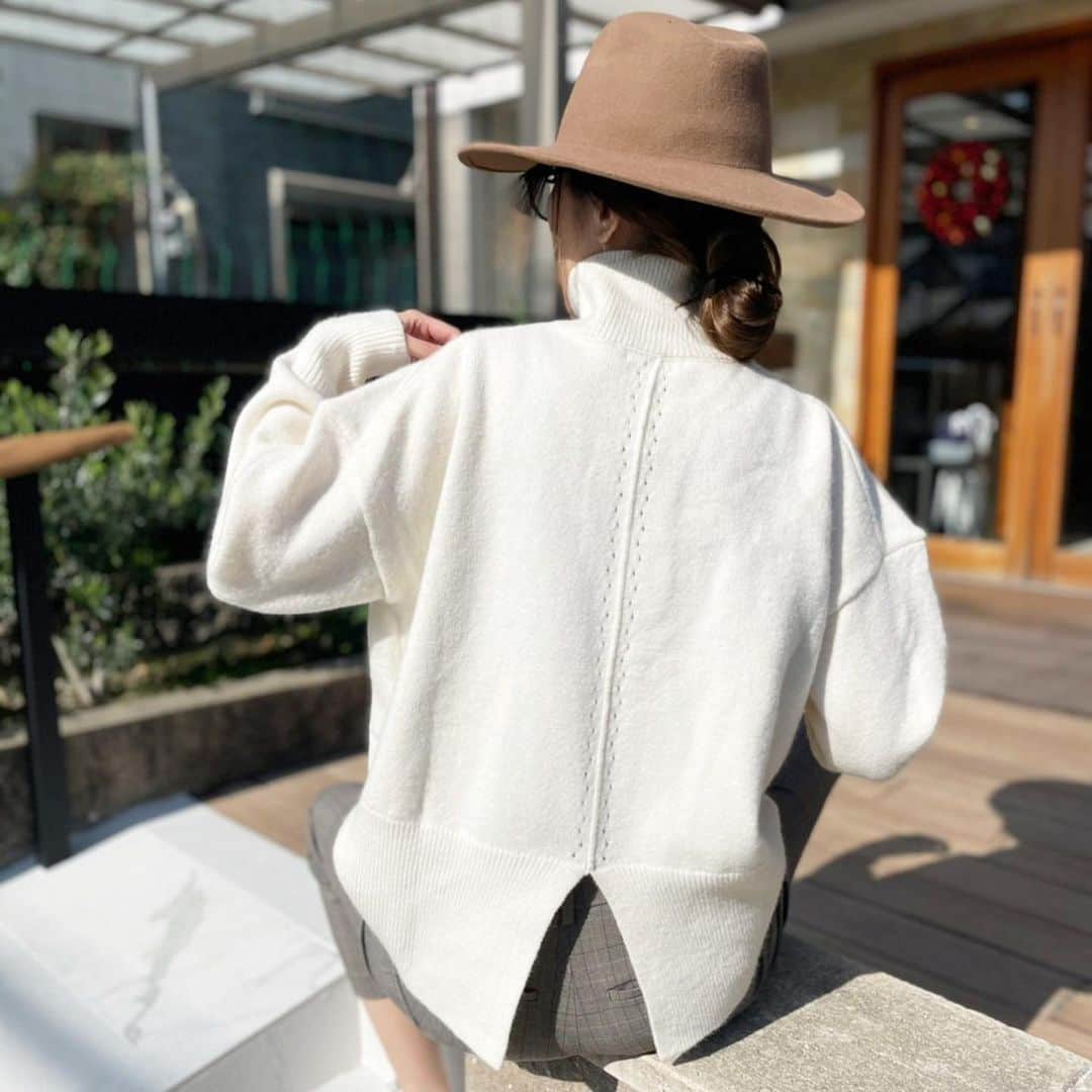 asuka0119のインスタグラム：「2020,11,20  久しぶりにhitなゆったりニットは @fifth_store  の#バックスリットタートルニット   これ、生地、着心地良すぎて色違いで買いそうです(ت)  #fifth #fifthtl #フィフス #カジュアル#タートルネック #高身長コーデ #ニットコーデ  #アラフォーコーデ #アラフォー#プチプラコーデ #ママコーデ」