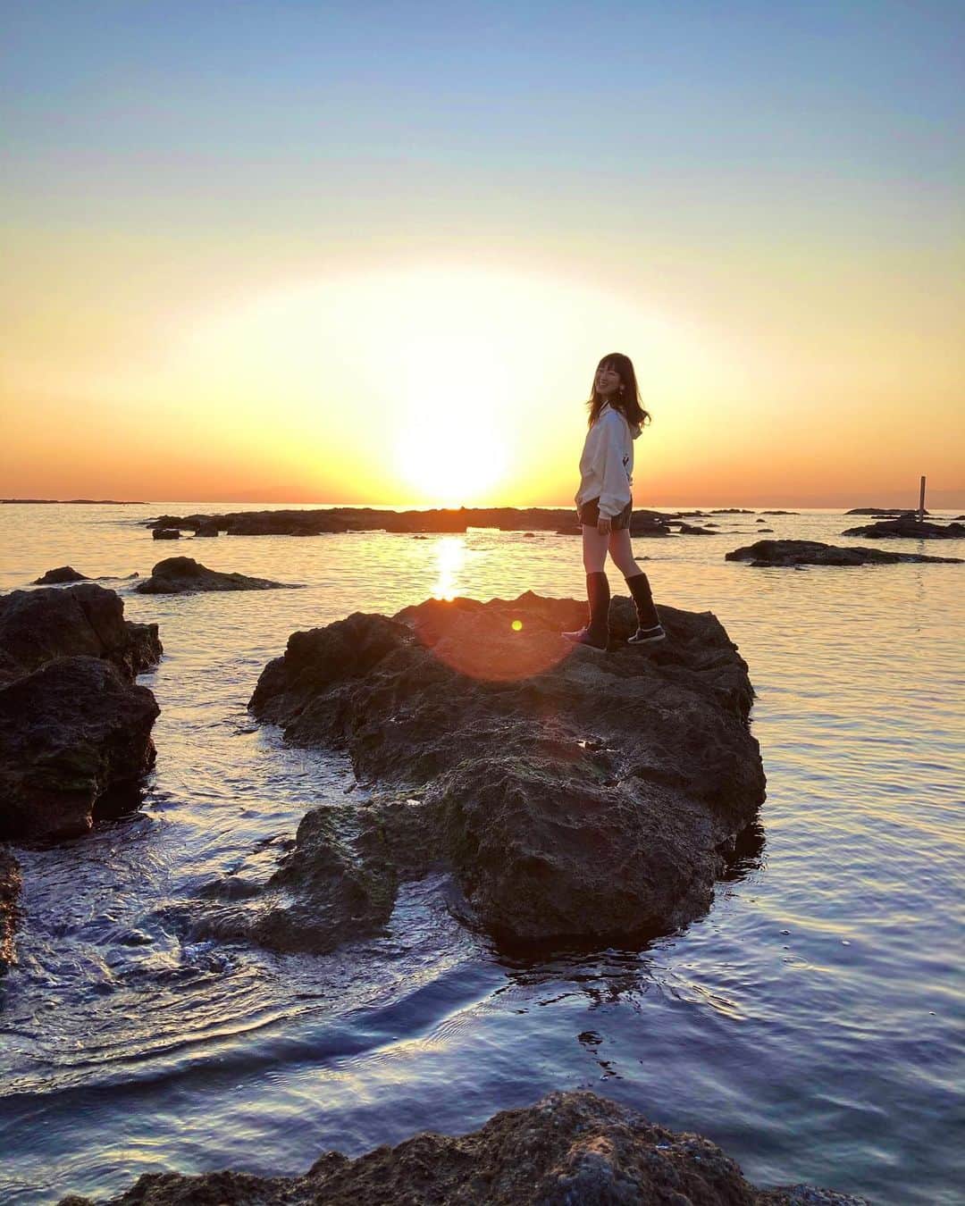 佐々木心音さんのインスタグラム写真 - (佐々木心音Instagram)「毎日を楽しむために、 とっても大事な【充電時間】 . みんなは何で充電してる？ . . . #energiecharge #seaside #sunset #instagood #instagram #photo_jpn #japanesegirl #happytime #actress #singersongwriter #kokonesasaki  #充電時間 #エネルギーチャージ #海 #オフ #夕陽 #最高な時間 #フル充電 #フル稼働します #大好きな海 #気持ちいい #佐々木心音」11月20日 17時44分 - sasakikokone