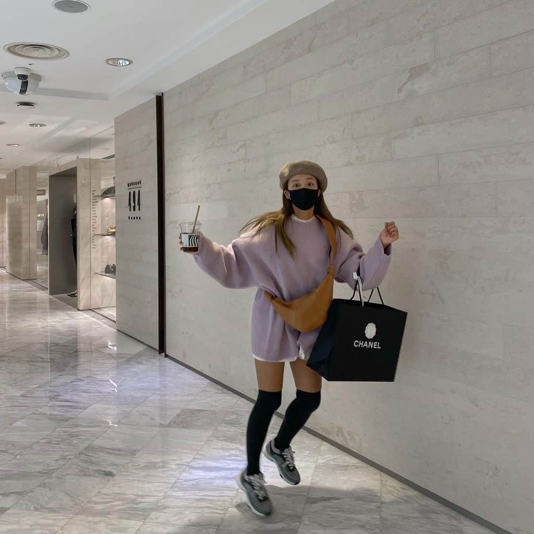 キム・ダヘのインスタグラム：「오빠가 샤넬운동화사줌 개신나서 날아감ㅋ」