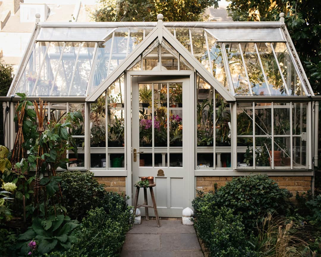 Loeweさんのインスタグラム写真 - (LoeweInstagram)「LOEWE’s creative director, Jonathan Anderson, welcomes us into his home in London and to the foot of his garden to show us inside his greenhouse – a traditional style of Victorian conservatory - which inspired the LOEWE Home Scents collection.  Available at selected stores and on loewe.com  #LOEWEperfumes」11月20日 17時49分 - loewe