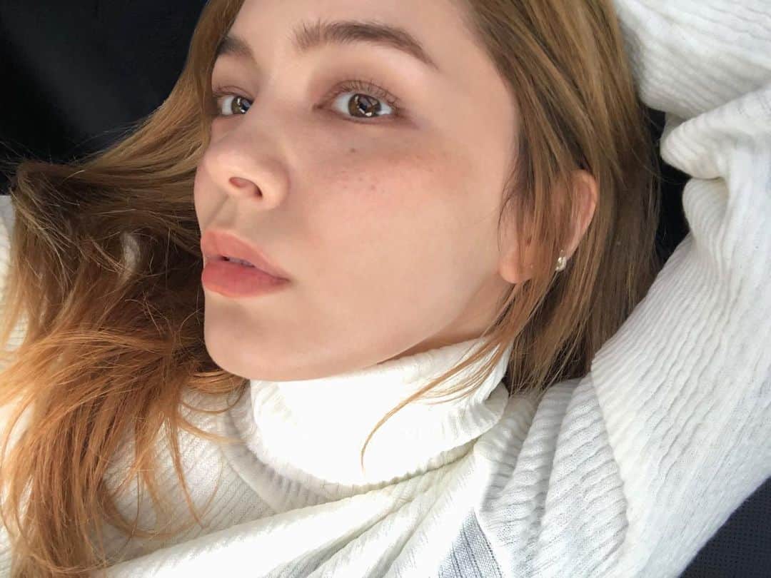 ステファニーのインスタグラム：「💐💞 世の中の女の子の多くが悩む、月一回の女の子の日。 お腹の痛みはそれぞれだけど、 お肌もデリケートになるから痒みやかぶれは 防ぎたいよね。 きちんとケアをすれば、気分がなかなか上がらない 7日間も気持ちよく過ごせるよ！ 私がオススメするのは、ソフィオーガニックの ナプキンを使って優しく守ってもらうこと。 出先でも、シートで清潔に保つこと。 お家でもデリケートゾーン用のソープで 優しく綺麗にすること。 きちんとしたケアが、繊細なメンタルも 大切なお肌も守ってくれます。 みんなが気持ちよく過ごせるキッカケになれますように。  #skincare #bodycare #2日目の敏感肌 #7日間は変えられる #ソフィオーガニック #supported #アルジタル」
