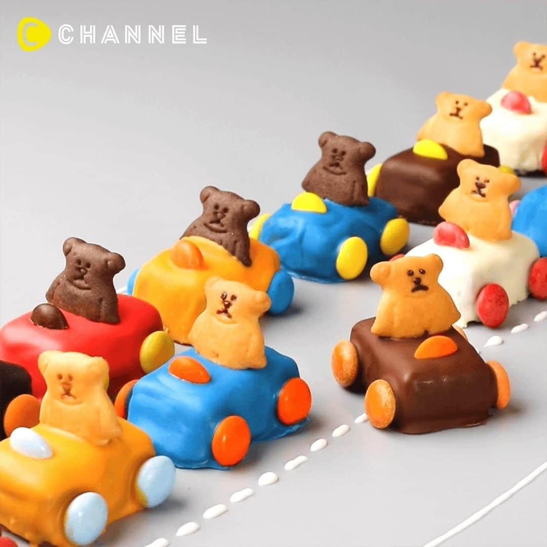 のインスタグラム：「【くまの日常🐻】ビスケットの可愛い使い方３パターン🚙💕 . Follow ME!! @cchannel_food Please check this account @cchannel_girls . ドライブしたり、お風呂に入ったり。くまビスケットの日常を身近なお菓子を使って再現しました💕 . ■調理時間約 10分(各) ■材料費約 1120円(合計) . ・くまビスケット ・アイシングシュガー ・トッピングシュガー ・スニッカーズ　ミニ ・m&m’s ・ビスケット ・タルト小 ・ホワイトチョコレート ・フードカラー ・チョコレート . ・ヨーグルト...100g ・クリームチーズ...70g ・ゼラチン...3ｇ ・レモン汁...少々 . ①お出かけドライブ🚗 1.溶かしたチョコをスニッカーズにかける。 2.くまを真ん中に押し込んで、m&m’sを四方に貼り付ける 3.チョコでくまの顔を描いて、ハンドル部分に半分に割ったm&m’sをのせて完成 . ②お風呂でリラックス🛀 1.ボウルにビスケットのクリームを剥がし入れて、ヨーグルトとクリームチーズを加えて混ぜる。ゼラチンとレモン汁を加えてさらに混ぜる。 2.タルトに流し入れ、トッピングシュガーをかける。 3.くまを刺して完成 . ③ベッドでおやすみタイム💤　 1. クリームを剥がしたビスケットに薄ピンクのアイシングクリームを塗り、くまを乗せる。 2.乾いたら青色のアイシングクリームを塗り、星型のトッピングシュガーを乗せて完成。 . #foodcraft#creative#hack#ifehack#lifehacking#foodphotography#original#gourmet#foodporn#tips#nice#funfood#lovefood#foodie#tutorial#awesome#happy#chocolate#girly#pink#kawaiifood#sweets#mandm#bear#cookies#playhouse#くま#日常#カワイイ#kawaii」