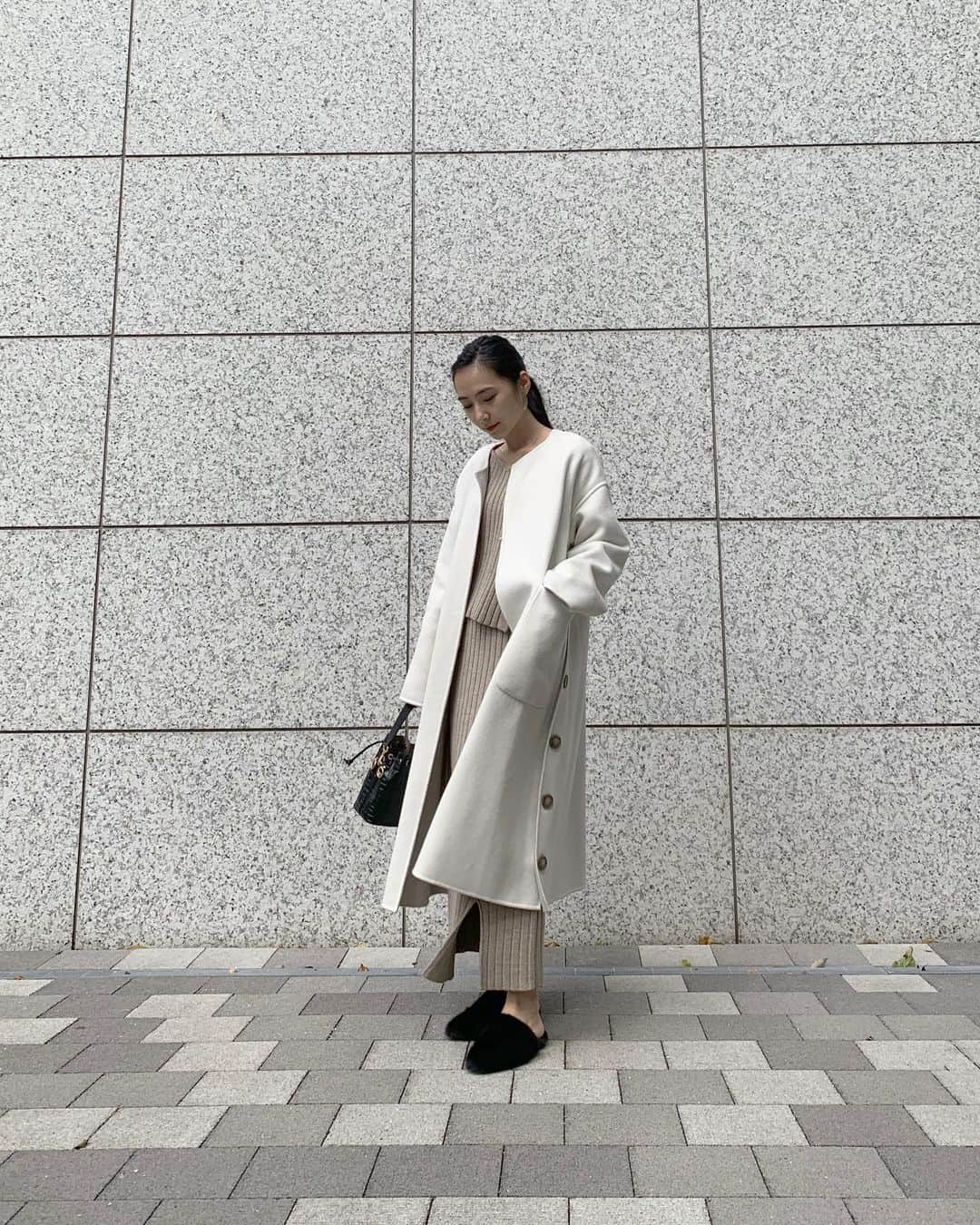 小林さりさんのインスタグラム写真 - (小林さりInstagram)「coordinate⋆︎* ・ ・ やっぱり私はワントーンコーデにしがち♡ セットアップもコートもPaul StuartのNewライン @paulstuart_advance のものだよ◡̈⋆︎* ・ ・ ニットはボタンをあけてTシャツをレイヤードしても可愛いかも ༘* コートは両面とっても使えそうなカラーのリバーシブルになってるんだけど、今日はホワイトで着てるよ♪ ・ ・ #PaulStuartadvance #psa #ポールスチュアートアドバンス #デザインニットアップ #セットアップ #Knit #セットアップコーデ #ニット #ad」11月20日 17時52分 - _____sari